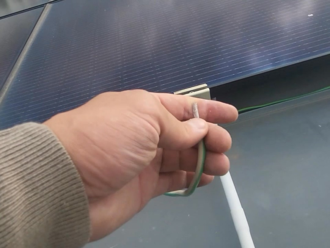 🔍 Bundesweite Sichtprüfungen!
Wir haben erfolgreich mit unseren Sichtprüfungen in ganz Deutschland begonnen.
Dabei handelt es sich um eine Vorabprüfung, die Privatkunden noch vor einem offiziellen Gutachten beauftragen können.
📝 Das Ergebnis:
Ein 2-seitiges Prüfprotokoll, das den aktuellen Zustand dokumentiert und erste Hinweise auf mögliche Mängel liefert.
💡 Fund der Woche:
Bei einem Auftrag für einen Privatkunden kamen erschreckende Mängel an einer Photovoltaik-Anlage ans Licht:
Fehlerhafte Leitungsverlegung
Unsachgemäße Modulbefestigung
Fehlende oder mangelhafte Funktionserdung
⚡ Solche Prüfungen schaffen Transparenz und können teure Folgeschäden verhindern.
Für uns ein klarer Beweis, wie wichtig diese Vorabprüfung ist – für Sicherheit, Effizienz und langfristige Investitionssicherheit.
📌 PS:
Die Anlage wurde durch einen Betrieb installiert – ohne Dachdecker-Fachkraft.
Auch die Elektroinstallation erfolgte ohne anwesende Elektrofachkraft.
Trotzdem wurde die Inbetriebnahme vom Elektromeister unterzeichnet.
☑️ Wir lassen unsere Kunden nicht im Stich:
Wir unterstützen selbstverständlich auch bei der Re-Montage und stehen im Austausch mit Fachbetrieben mit entsprechender Kompetenz.
👉 Mehr Infos unter:
🌐 www.gutanova.de
📧 Für Betriebe: info@gutanova.de
#Photovoltaik #Sichtprüfung #Elektrosicherheit #Gutachten #ErneuerbareEnergie #PVAnlage #Qualitätssicherung #Gutanova #FundDerWoche #PVCheck #PVPrüfung