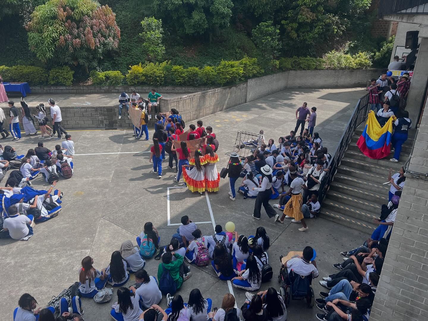 Nuestros estudiantes del bachillerato demostraron que la pluriculturalidad es unión, identidad y orgullo. 🙌🏾❤️
¡Gracias a todos los que hicieron parte de esta gran fiesta cultural!