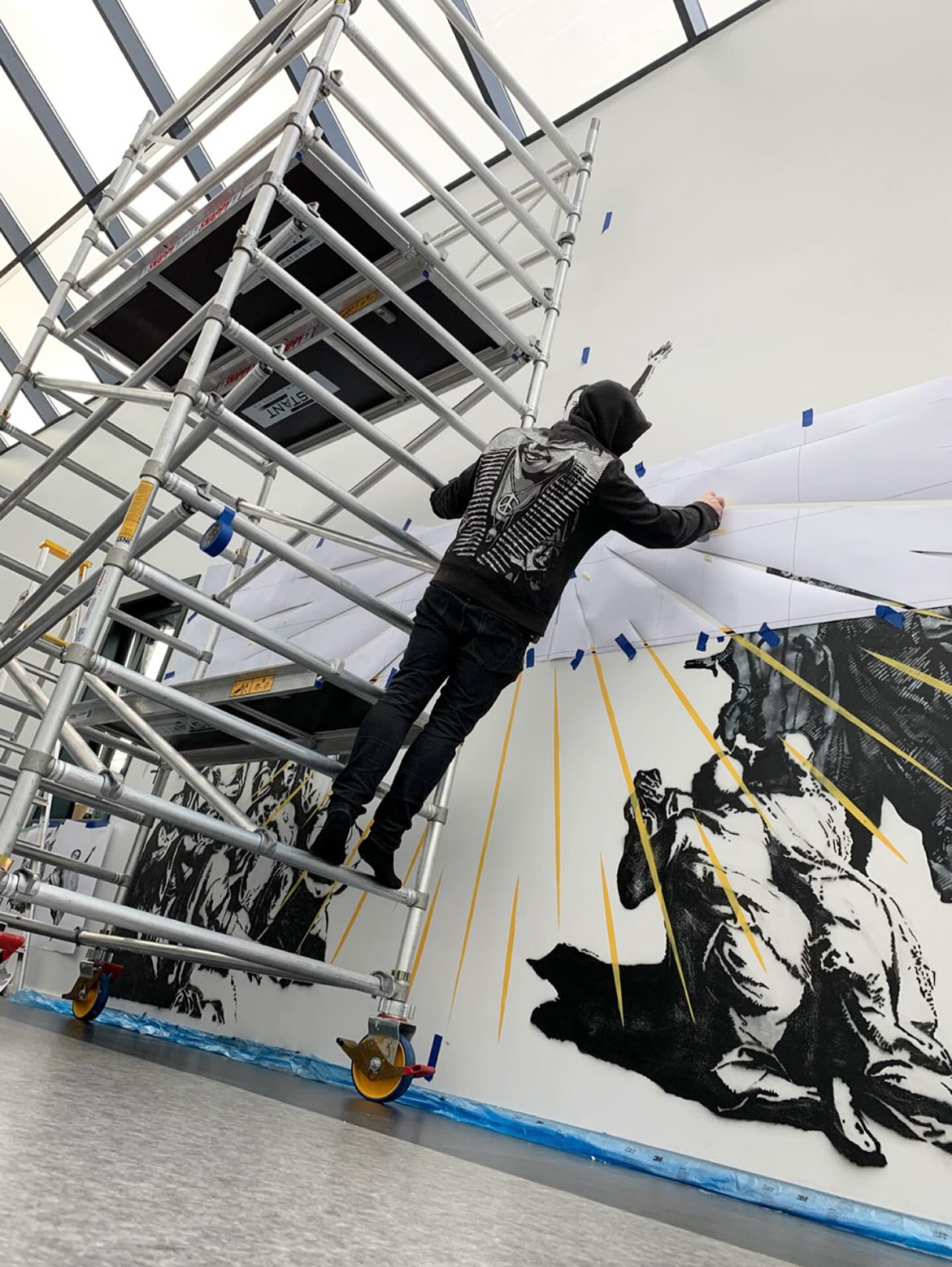 Endelig kan vi ønske velkommen til gatekunstner CANEVIL fra Bergen.
Vi har nå fått opp flere av hans orginaleverk på veggen i galleriet, og gleder oss til å vise han frem i Tromsø.
Canevil har vært aktivt til stede i gatekunstmiljøet siden 2014. Kunstneren har bakgrunn innen grafisk design og studerte kunst på 90 tallet. Temaet hans varierer, men er basert på hverdagslivet enten det er humoristisk, politisk eller noe som bare treffer en nerve.
Velkommen innom oss i helgen.
Åpent/
Fredag 10-17
Lørdag 10-16
Søndag 12-16
•
@canevil_kunst @gallerinord @tromsosentrum @visittromso #gatekunst