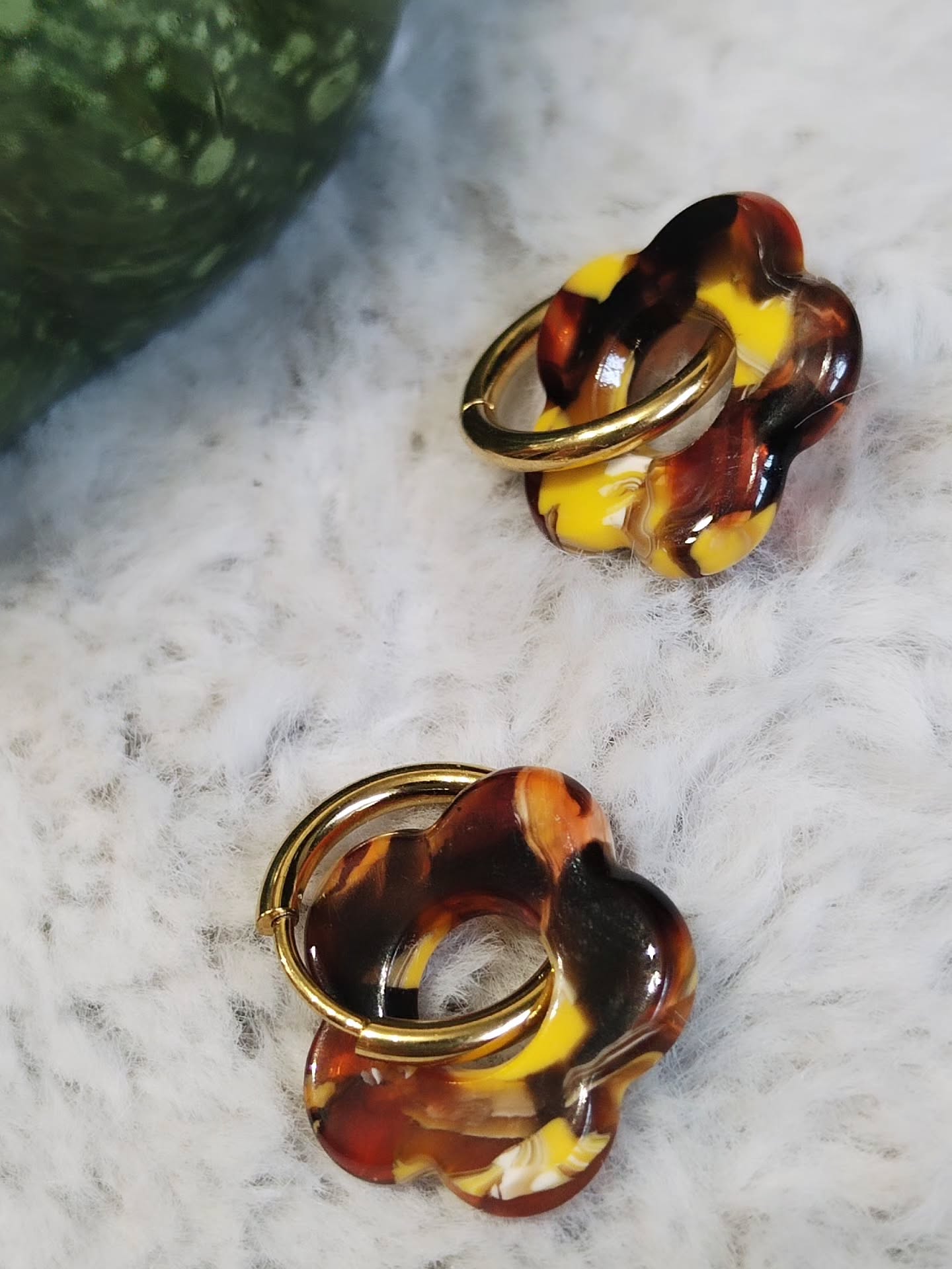 🌸 Un brin de fantaisie, une touche de couleur et beaucoup de style 💣💥
Ces boucles d'oreilles à fleurs apportent la petite note pétillante qui fait toute la différence 😍
✨ 5 coloris au choix ~ à assortir selon ton humeur du jour ‼️
👉 Tu serais plutôt lesquels ?! Dis-moi ta couleur coup de cœur en commentaire 🌈
.
.
#bijouxfemme̥ #accessoiretendance #bouclesdoreilles #modchadeschoux #styleféminin #eshopfemme #détailquichangetout #showroomvichy #lookdujour