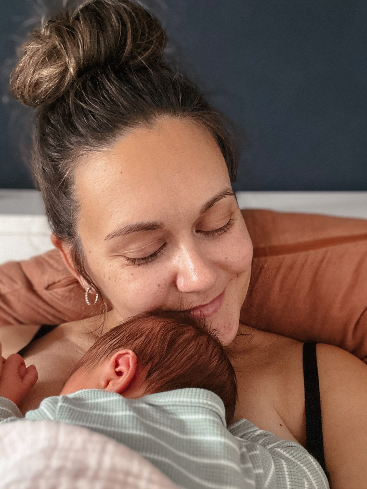 💕 Und plötzlich ist alles anders…
Nichts ist mehr wie vorher und doch fühlt sich alles genau richtig an. So viel Dankbarkeit, Stärke, Verwundbarkeit und unendlich viel Liebe.
Wir sind eingetaucht in ein neues Leben, ein neues Kapitel. Das wohl größte Abenteuer unseres Lebens und zugleich größte Herausforderung. Ab jetzt bin ich für immer deine Mama. Immer für dich da. 🥹
Liebste Grüße aus unserer Wochenbett-Bubble 🫧
Caro
•
•
•
#jederkannentspannen #neuesleben #kleineswunder #herzensmoment