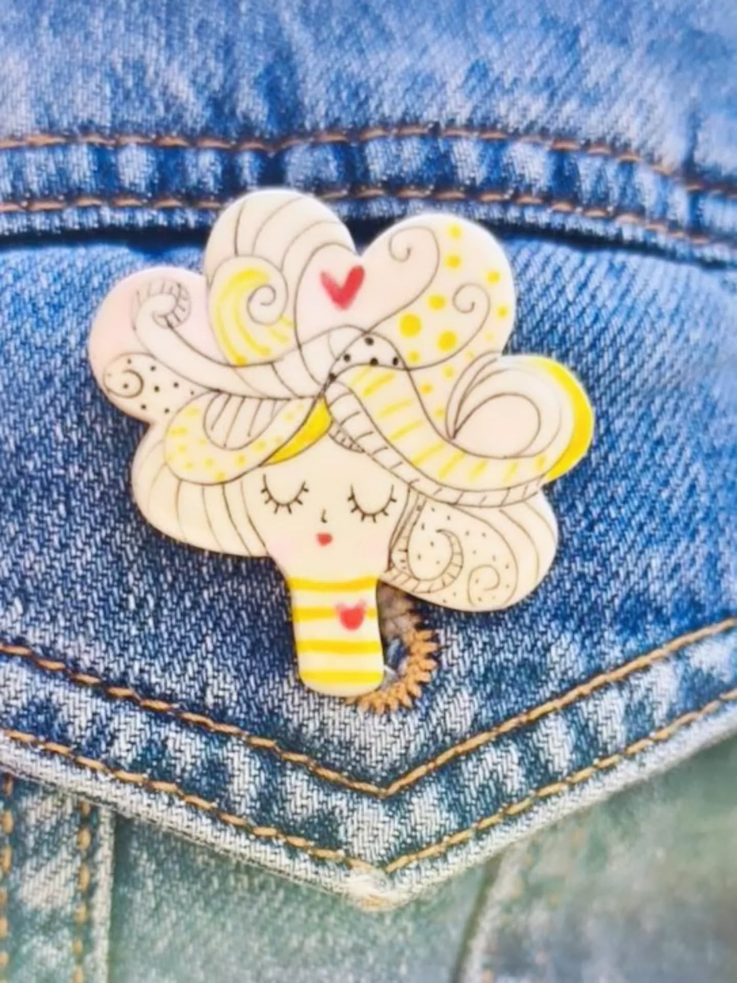 💖 Recroiser une broche faite il y a des années et voir qu'elle est toujours autant aimée par la personne qui l'a adoptée. Quel bonheur! 🤩
°°°
Je suis toujours tellement heureuse quand je vous vois porter mes créations! Merci 💝
°°°
#broche #pins #faitmain #creation #mariniere
#bijoux #fantaisie #creation