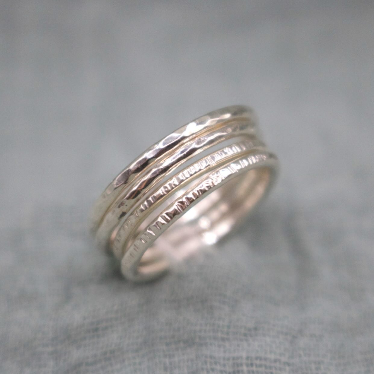 💫 Bagues Azalaï
Des anneaux fins en argent martelé, simples mais pleins de caractère.
Chaque bague a sa propre texture, son propre rythme, selon le marteau et le geste que j’ai utilisé pour la façonner.
Ce que j’aime avec les Azalaï, c’est qu’on peut les assembler librement : sur un même doigt pour jouer avec les reflets, ou réparties sur plusieurs doigts pour un rendu plus discret.
Chacune existe seule, mais c’est ensemble qu’elles révèlent leur beauté. ✨
Les Bagues Azalaï sont disponibles sur la boutique en ligne — faites à la main, une à une, en argent 925.
#baguesazalai #bijouxartisanaux #argent925 #faitmain #bijouxcreateur #minimaljewelry #handmadejewelry #slowmade #artisanat
