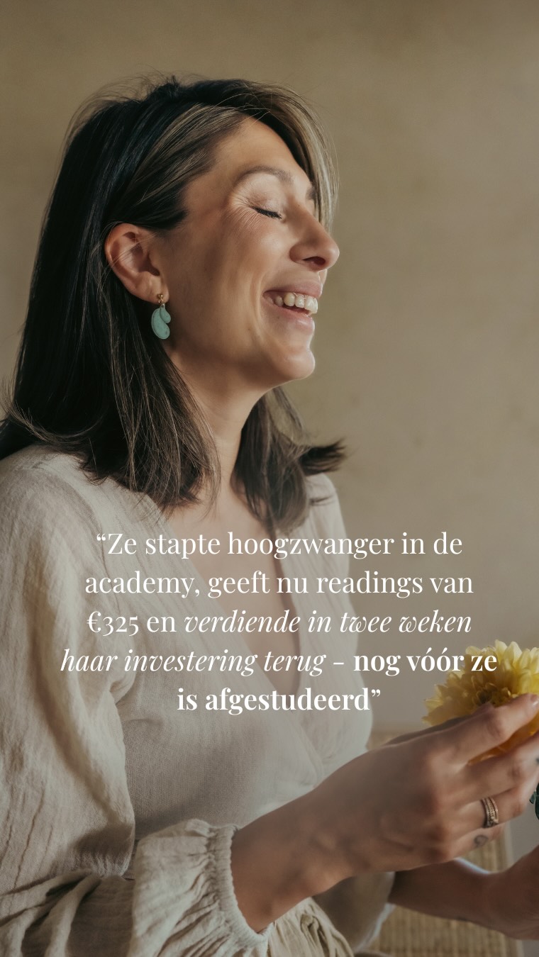 Dit is Robin’s verhaal ❤️🔥👇
Maar eerst: ✅ COMMENT “ROBIN” voor toegang tot de opleiding waarin je leert hoe je sessies geeft die letterlijk het leven van je klant veranderen (en jij je investering terugverdient vóór je bent afgestudeerd)
Robin stapte in de Human Design Academy terwijl ze hoogzwanger was van haar tweede kindje.
En een beetje nerveus.
Want het was nou niet precies ‘het ideale moment’ 😅
Ze twijfelde - maar haar autoriteit zei JA.
En nu?
Ze geef sessies van €225 tot €325.
Heeft klanten die ja zeggen nog voordat ze is afgestudeerd.
Verdiende haar hele investering terug in een 2 weken tijd (6/7 readings).
En maandag geeft Robin een sessie voor de hele academy waarin ze uitlegt hoe je storytelling verweeft in het geven van je readings (Ik zit hier te stuiteren van TROTS 🔥🥺)
Ze is niet “een ander mens” geworden.
Maar:
😱 Ze bracht eindelijk structuur in de warboel aan Human Design-informatie,
zag de rode draad, voelde haar waarde en durfde daar een prijskaartje aan te hangen dat klopt met wat ze écht brengt.
Dat is de magic.
Precies dát gebeurt in de Academy.
Je leert hoe je van goede readings naar iconische sessies gaat.
Waar je niet uitlegt wat energie doet, maar laat vóelen wat het betekent.
👇 COMMENT “ROBIN” en ontdek hoe jij je plek inneemt als Human Design icon.