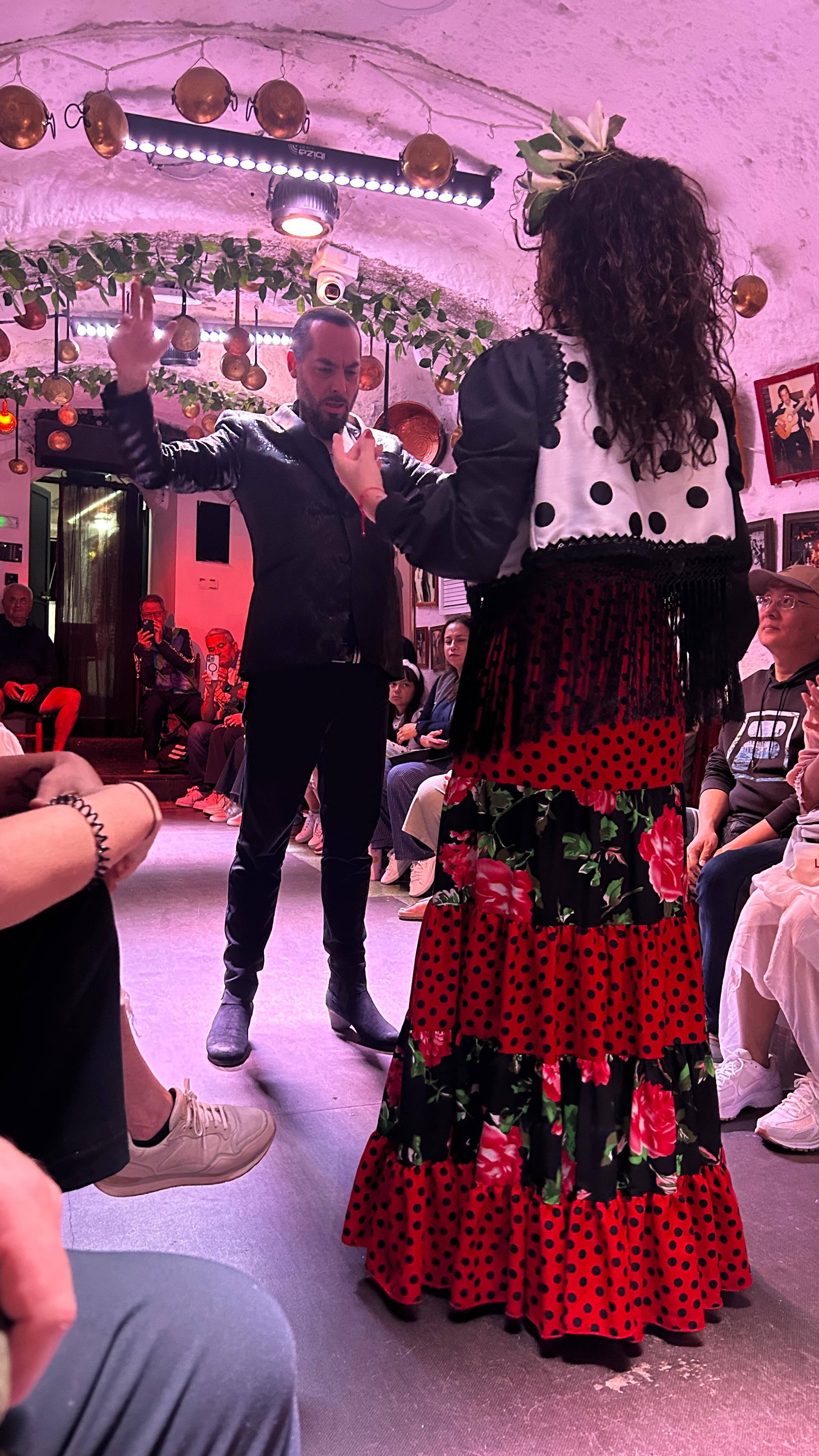 Flamenco in Cueva de la Rocio in Grenada. #flamenco #grenada #familytime