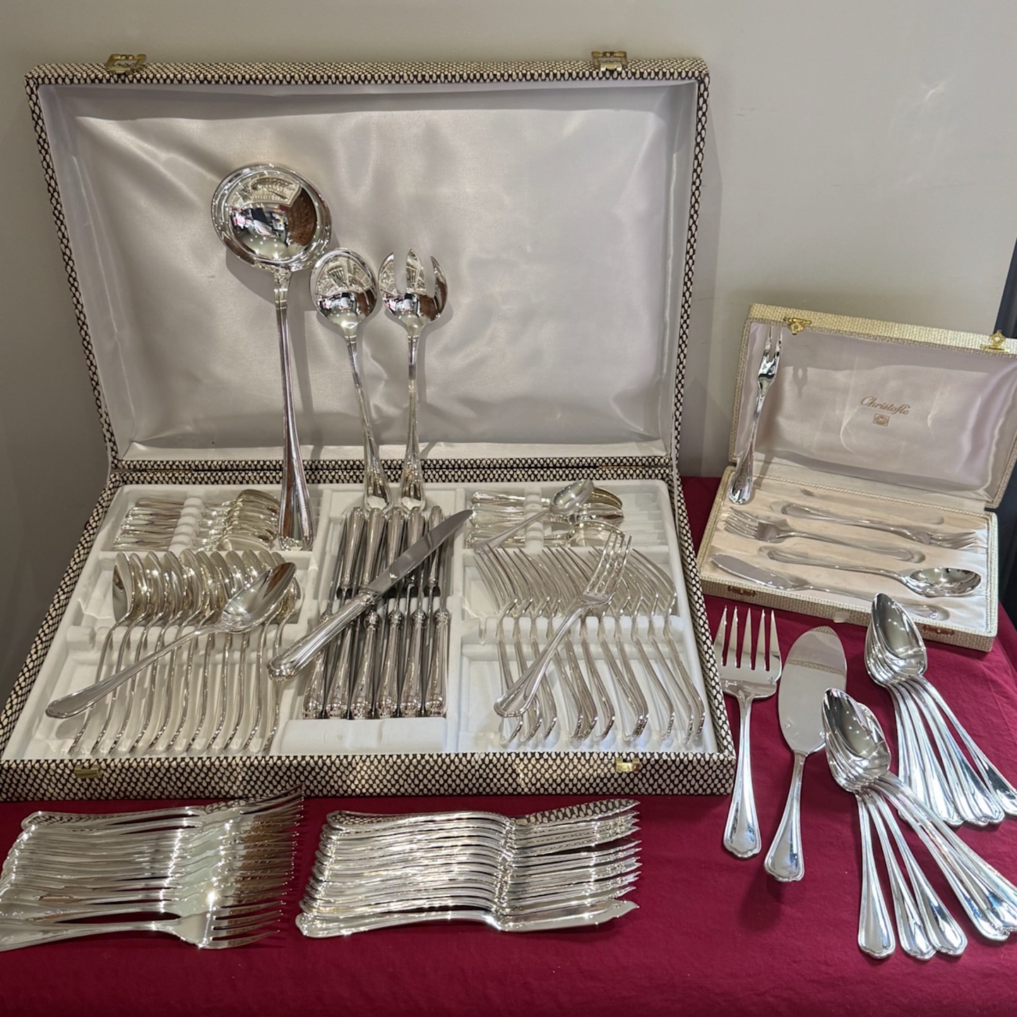 Superbe Ménagère Christofle modèle Spatours de 94 pièces.
Le modèle Spatours avec ces lignes harmonieuses de style Louis XV promets toujours une belle adaptation sur table .
Cette ménagère comprend :
-12 grandes fourchettes 20,5 cm
-12 grandes cuillères 20,5 cm
-12 grands couteaux 24,5 cm
-12 petites cuillères 13,5 cm
-12 cuillères à entremets
-12 fourchettes à poisson
-12 couteaux à poisson
- 5 pièces à apéritif
-1 louche 32 cm
-1 pelle de service à poisson
-1 fourchette de service à poisson
- 1 fourchette de service à salade
-1 cuillère de service à salade
Cette belle ménagère est en superbe état , belle brillance toutes les pièces sont passées au polissage pour leur rendre leur éclat d’antan.
Toutes les pièces sont marquées Christofle et se présentent dans un coffret pour les pièces principales .
Le service 5 pièces à apéritif est également dans un coffret.
Uniquement les pièces de service , les couverts à poisson et cuillères à entremets n’ont pas de coffret .
Elle vous permettra de recevoir 12 convives .
🛒 prix et disponibilité dans la boutique en ligne
#christofle #couverts #ménagère #artdelatable #argenterie #artderecevoir #recevoiralafrancaise #decorationdetable #dresserlatable #convives #diner #reception #antiquites #misslittlebottle