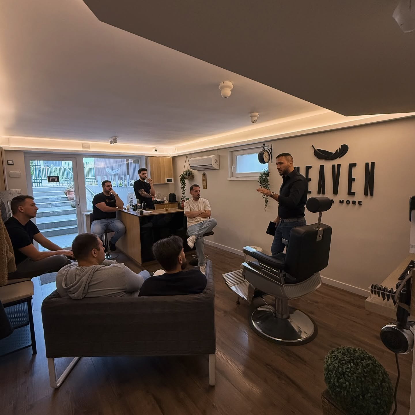 Ma kedves barátom @lengyelattila95 barbershopjában tartottam hajbeültetéssel kapcsolatos konzultációt! 😌
Ha te is barbershop tulajdonos vagy, és szeretnéd vendégeidnek díjmentes hajbeültetési konzultációt biztosítani, vedd fel velem a kapcsolatot – Szívesen együttműködöm veled! #hajbeültetés #hajritkulás #törökország #healthtourism #esteworld