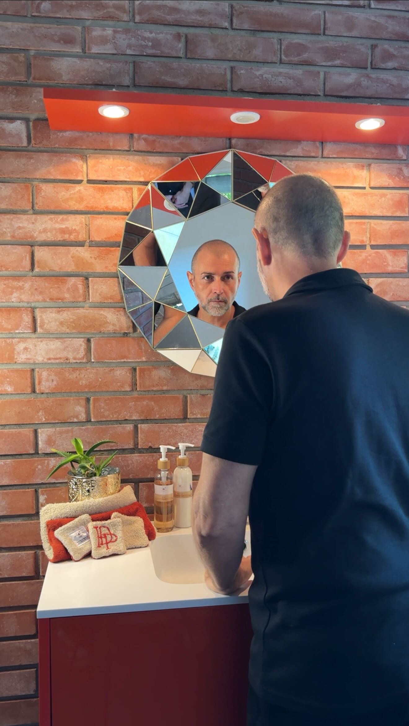 ✨ Votre rituel beauté essentiel ✨
Lait Nettoyant Émulsion Essentielle
Utilisez-le matin et soir pour éliminer impuretés et traces de maquillage.
Déposez une petite quantité sur un coton ou directement du bout des doigts, puis effectuez de légers mouvements circulaires sur le visage, le cou et le décolleté.
Rincez à l’eau claire ou retirez à l’aide de lingettes en coton, selon votre préférence.
💧 Pour celles et ceux qui aiment la sensation de peau parfaitement propre, l’eau est idéale — tandis que la texture douce du lait ravira les peaux qui préfèrent le confort.
Lotion Pluie Vitale
Appliquez ensuite la lotion, matin et soir, sur peau propre.
Déposez-la sur un coton et effectuez des mouvements circulaires sur le visage, le cou et le décolleté.
Elle parfait le nettoyage, tonifie et réveille l’éclat naturel de la peau.
🌸 En journée, elle peut aussi s’utiliser sur peau non maquillée pour une sensation immédiate de fraîcheur.
Crème Hydratante
Terminez votre rituel par une noisette de crème sur le visage, le cou et le décolleté.
Sa texture fondante pénètre rapidement pour hydrater, lisser et adoucir la peau, tout en préservant son équilibre naturel.
💫 Et pour ne rien perdre de ses bienfaits, massez le reste du produit sur vos mains : elles profiteront elles aussi de son pouvoir hydratant et adoucissant.
🌿 Une routine complète pour une peau nette, douce et éclatante, jour après jour.
By @mathildemay_com
#skincareroutine #rituelbeaute #cleanbeauty #hydration #soindelapeau #beauté