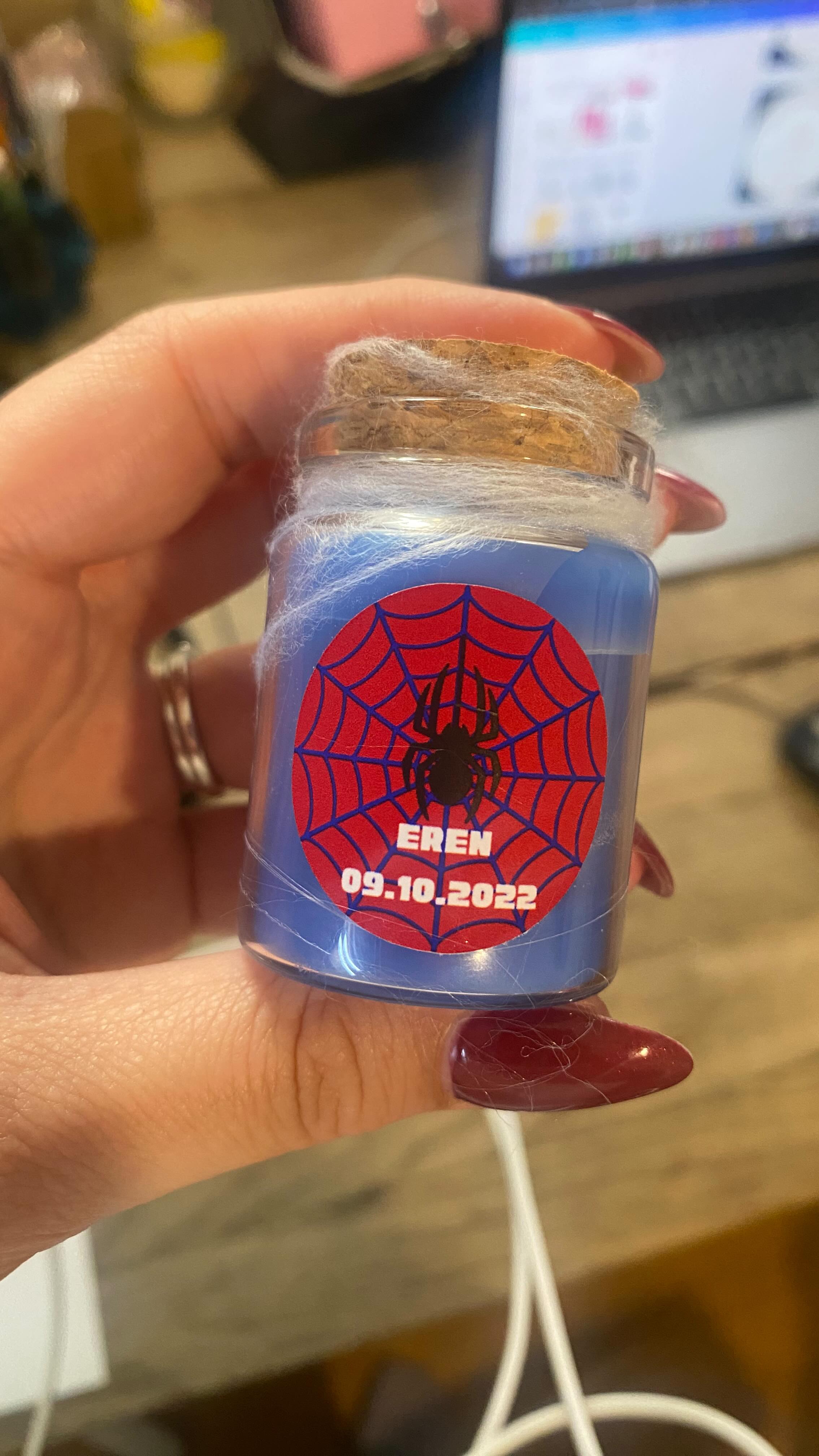 — ARNAQUÉE eh oui 😅
Une petite storytime de ma mésaventure du moment : on m’a arnaqué 8 bougies personnalisées. ❌
Merci à ceux qui prendront le temps d’écouter les 4mn de vidéo, n’hésitez pas à liker partager ma vidéo histoire de rentabiliser cette arnaque! 🫶🏼
Je ne ferais plus de collaborations pour l’instant, désolée pour les personnes qui me contactent… même avec un compte cohérent, des photos et abonnés, j’ai réussi à être bernée 🤡 moi et plusieurs autres prestataires..
Je reste quand même contente du travail que j’avais fourni pour son projet, et j’espère que les bougies auront plu à son petit garçon de 3 ans ✨
#bougie #bougies #bougiepersonnalisee #storytime #arnaque #arnaquee #story #anniversaire #artisan #artisanat #metz #talange