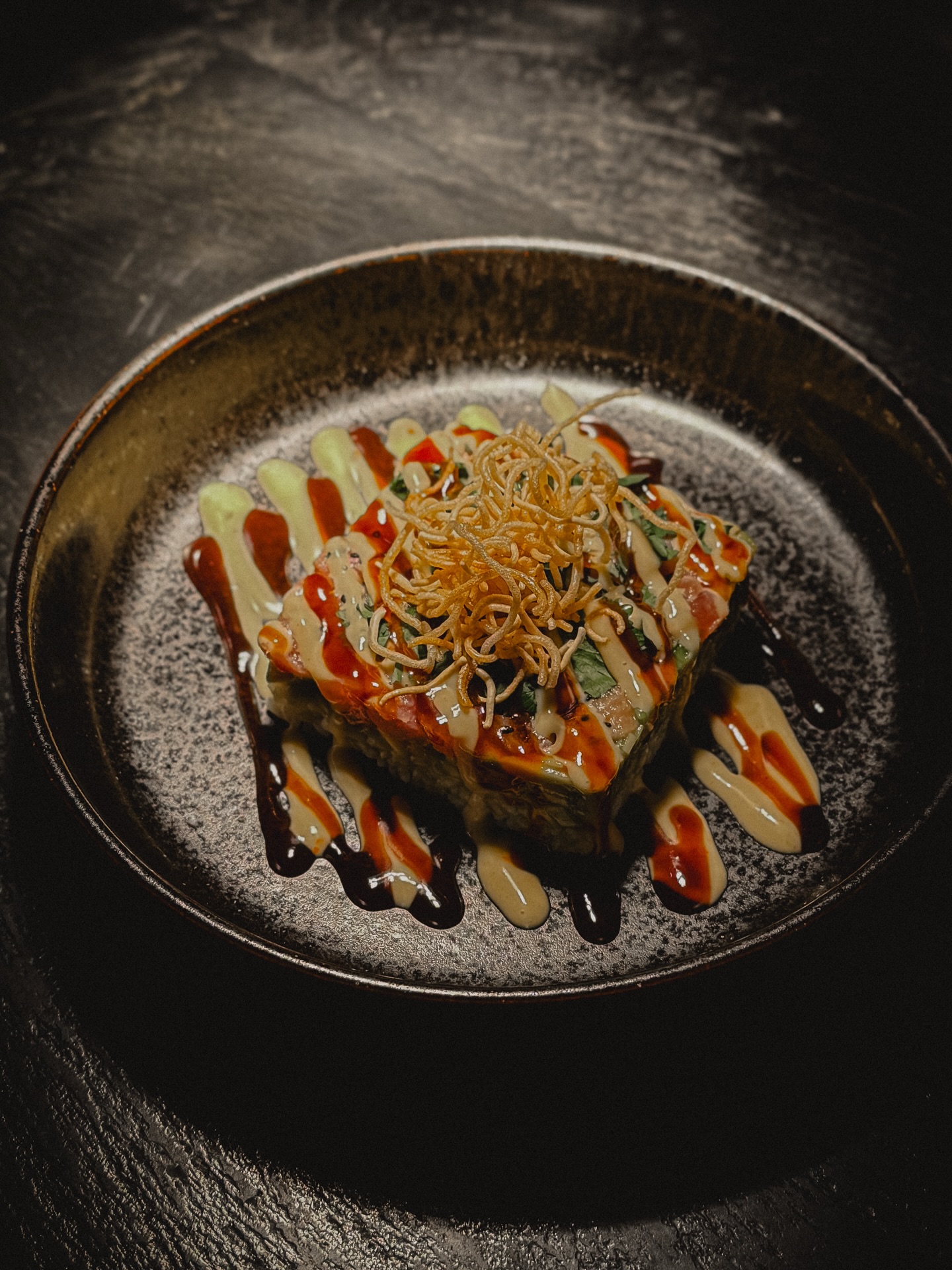 Viel zu lange fehlte er auf unserer Karte ! Unser geliebter Zwo20 Sushi Tower 🍣
Wenn Tuna auf Avocado, Sesam und Limette trifft und auf Sushireis gebettet wird entsteht ein Genuss den man gerne teilt!
Jetzt reservieren und genießen 🍷
#sushi #sushilover #sushitower #starter #zwo20passau
#restaurant #passau #passauliebe #wirfreuenunsaufeuch