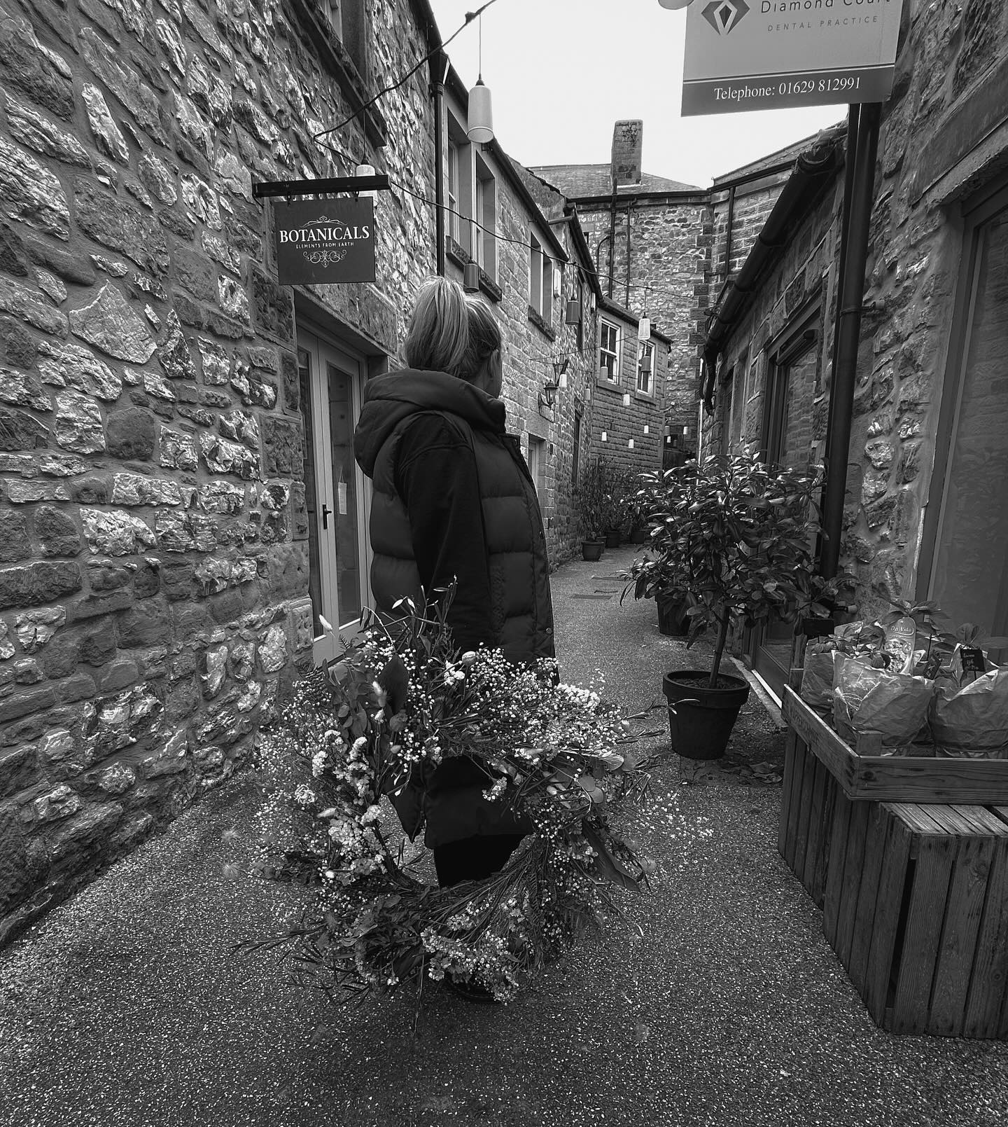 If you’re in Bakewell over the next few days make sure to have a little look at our widow where we’ve got this statement dried wreath hanging!
#underthefloralspotlight #florist #flowershop #shoplife #flowershoplife #freshflorals #driedflowers #floralinspo #install #floralinstallation #floralinstagram #petals #windowdisplay #smallbusiness #businessowner #independent #shoplocal