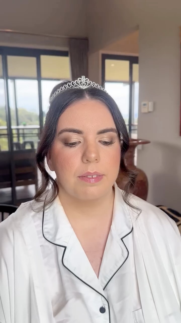 ✨ A M Y ✨
What an absolutely gorgeous morning at Ocean View — thank you for such a fun and relaxed day! Loved creating this soft, glowing bridal look for you 🤍
Hair styled by the super talented @tarajayne.hairandbeauty
#velbella #airbrushmakeup #velbellaairbrushmakeup #brisbanemakeup #sunshinecoastmakeupartist #velbellaairbrush #bridalmakeup #velbellabride #brisbanebrides