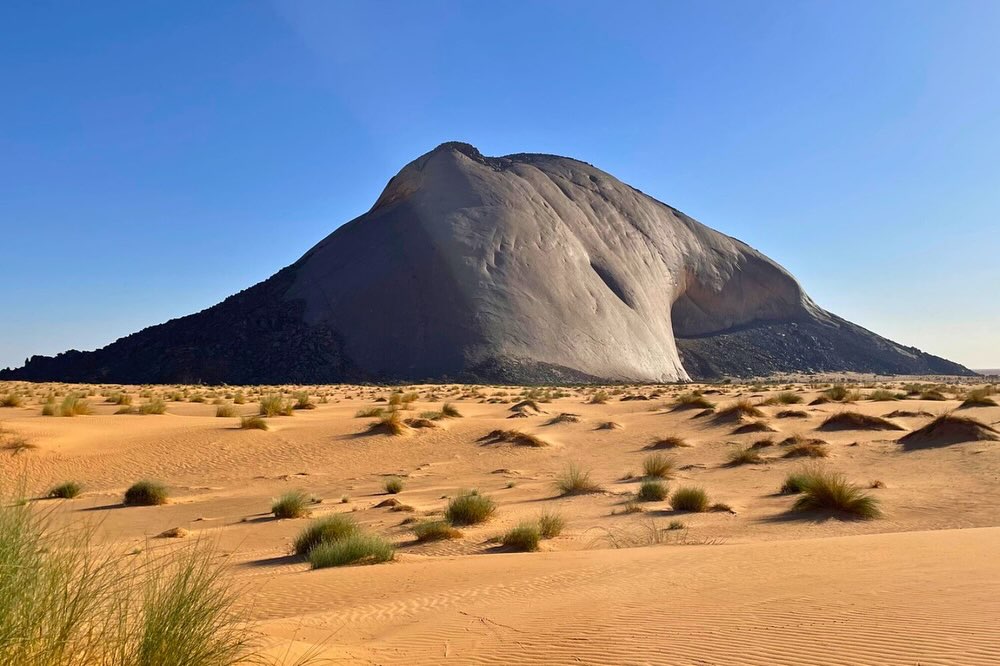 🇲🇷 Num mundo em que muitos destinos se tornaram saturados, a MAURITÂNIA destaca-se pela sua autenticidade, paisagens inexploradas e ausência de turismo massificado. É um país que oferece aos viajantes a oportunidade de estabelecer conexão com a natureza na sua forma mais pura, e de descobrir o prazer da aventura sem filtros.
#natureza #Mauritania #escalada #escalar