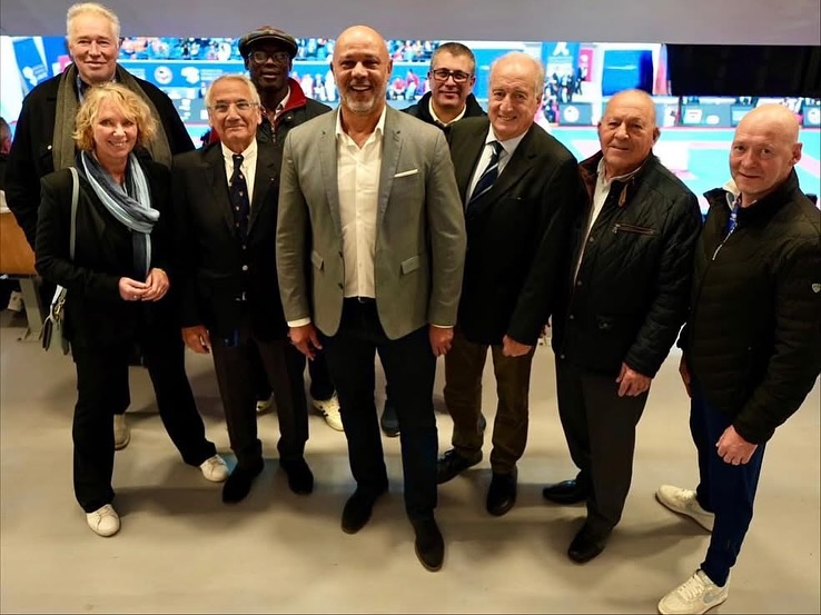 🥋 𝗟𝗲 𝗞𝗮𝗿𝗮𝘁𝗲́ 𝗘́𝘁𝗶𝗼𝗹𝗹𝗲𝘀 𝗧𝗶𝗴𝗲𝗿𝘆 𝘀𝗼𝘂𝘁𝗶𝗲𝗻𝘁 𝗽𝗹𝗲𝗶𝗻𝗲𝗺𝗲𝗻𝘁 𝗹𝗮 𝗰𝗮𝗻𝗱𝗶𝗱𝗮𝘁𝘂𝗿𝗲 𝗱𝗲 𝗚𝗶𝗹𝗹𝗲𝘀 𝗖𝗵𝗲𝗿𝗱𝗶𝗲𝘂 𝗽𝗼𝘂𝗿 𝗹𝗮 𝗽𝗿𝗲́𝘀𝗶𝗱𝗲𝗻𝗰𝗲 𝗱𝗲 𝗹𝗮 𝗙𝗙𝗞𝗗𝗔.
Depuis plus de 45 ans, notre club défend des valeurs fortes : respect, engagement, transmission et passion.
Aujourd’hui, nous croyons qu’il est temps de donner un nouvel élan à notre fédération — un projet fédéral moderne, humain et tourné vers l’avenir.
✨ Sous l’impulsion de @gilles_cherdieu et de son équipe, nous partageons une même vision :
une fédération inclusive, transparente et proche de ses clubs,
qui valorise toutes les disciplines, accompagne ses enseignants
et place les pratiquants au cœur du développement.
😊 Sylvie, en compagnie de Gilles Cherdieu et d’une partie de son équipe, au Stade Pierre de Coubertin lors du tournoi qualificatif pour les Championnats du Monde.
💪 Ensemble, faisons grandir le karaté et nos disciplines dans un esprit d’unité et d’avenir.
#UnNouvelÉlanPourLaFFKDA #KarateEtiollesTigery #FFKDA #EspritDojo #Engagement #Valeurs #Karaté