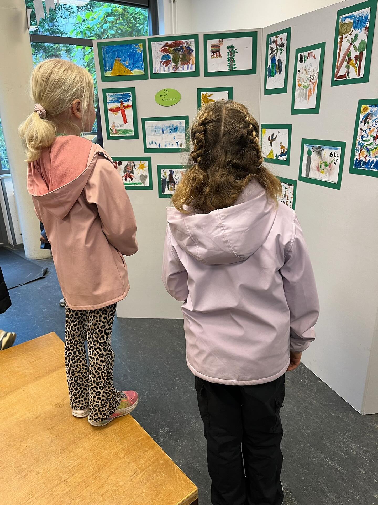 Groep 6/7 op bezoek met hun maatjesklas bij de expositie op Aldoende 1👨🏼🎨