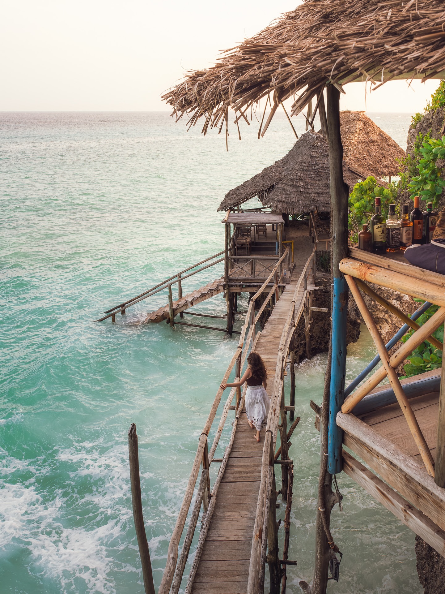 Zu den schönsten Stränden auf Sansibar zählt definitiv der Mtende Beach. 🐚🏖️
Bei Ebbe kann man über den puderweichen Sand spazieren, während auf der einen Seite steile Felsklippen emporragen und auf der anderen Seite türkisblaues Wasser und endlose Weite warten.
Sobald die Flut einsetzt, ist allerdings Schluss mit Sonnenbaden, der gesamte Strandabschnitt wird Meter um Meter vom Meer zurückerobert.
Auch uns wurde bei unserem Besuch der Rückweg abgeschnitten. Zum Glück konnten wir uns rechtzeitig in das traumhafte Restaurant retten, das sowohl vom Strand als auch von der Straße erreichbar ist. So mussten wir nicht zum Auto zurückschwimmen, sondern konnten gemütlich über den Pfad oben an der Steilküste zurückwandern.
.
.
.
#zanzibar #mtendebeach #tanzania #reiseglück #fernweh #paradisefound #inseltraum #beachvibes #traumstrand #wanderlust #weltenbummler #oceanlovers #reisefieber #beautifuldestinations #travelphotography #tropicalvibes #reiseblog #exploretheworld #weltallerliebst #travelinspo