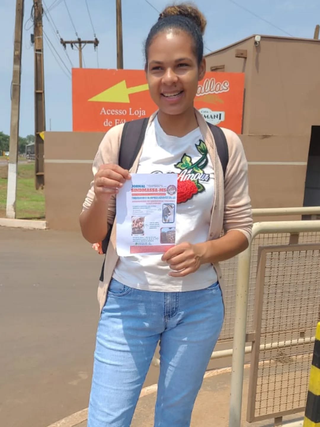 SINDMASSA MS na Dallas Alimentos: Diálogo, parceria e muitas vantagens para você! 🤝
Nossa diretora Lea Santana da Subsede de Nova Alvorada do Sul - MS , esteve na porta da Dallas Alimentos para conversar com os trabalhadores e trabalhadoras, apresentando os benefícios exclusivos para quem é associado ao sindicato.
Nosso compromisso é lutar por direitos e trazer vantagens reais para o seu dia a dia!
Confira alguns dos benefícios que você, associado, e seus dependentes têm direito:
🦷 ATENDIMENTO ODONTOLÓGICO GRATUITO: Incluindo restauração, limpeza, extração simples e emergências.
✂️ CORTE DE CABELO GRATUITO: Para o associado e seus dependentes.
🛒 CESTA BÁSICA GIGANTE A PREÇO DE CUSTO: Por apenas R$ 250,00 no Cartão Bello Card.
Agradecemos a todos pela receptividade! Estar perto da categoria é o que nos move.
Ainda não é sócio?
Não perca tempo!
Junte-se a nós e fortaleça quem luta por você.
#SINDMASSAMS #DallasAlimentos #BenefíciosParaTrabalhador #LeaSantana #SindicatoForte #TrabalhadoresDaAlimentação #Direitos #OdontoGrátis #CestaBásica #CampoGrandeMS