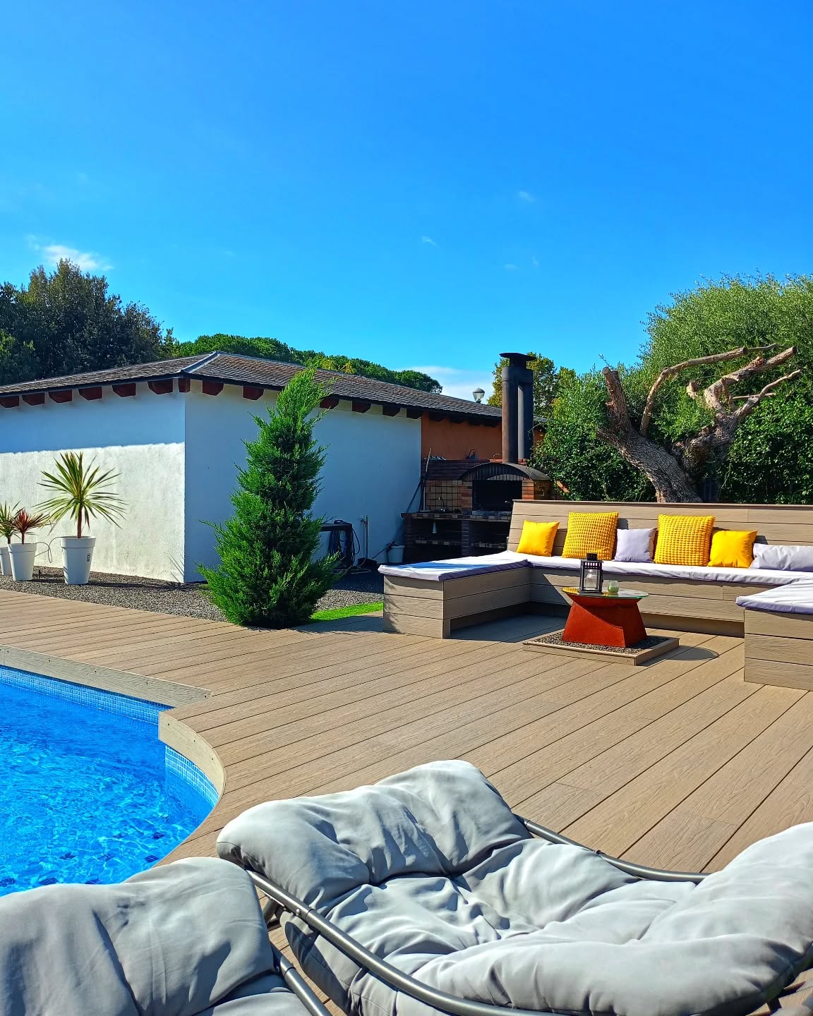 Donde el tiempo se detiene y solo importa el ahora. Este rincón está listo para días de sol, conversaciones tranquilas y siestas al sonido del agua. 🫶🏼
✨ ¿Te imaginas aquí?
#CaLaMary #escapadacostabrava #vidreres #slowliving #pausaconsciente #compartiendomomentos #escapadaconencanto #calma #casavacacional