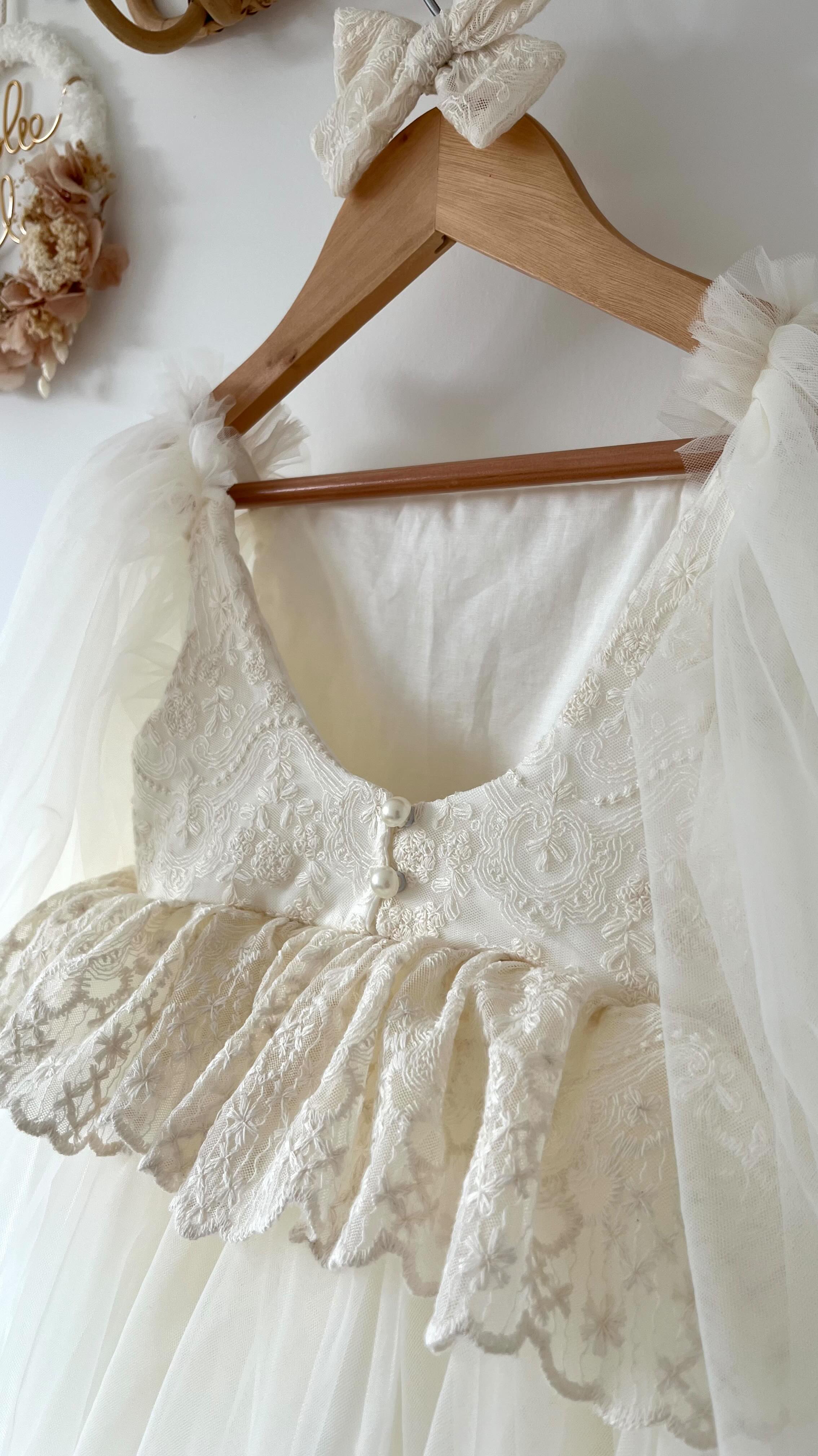 🤍Robe Chloéline🤍
Douceur, charme et volupté… de jolis détails et ce dos à tomber !
Toi aussi tu aimerais redevenir une petite fille un instant devant cette merveille ?
On est sur un gros crush ici ✨
#creatricefrancaise #créatrice #babygirl #madeinlille #babylook #elegance #couture #robedeprincesse