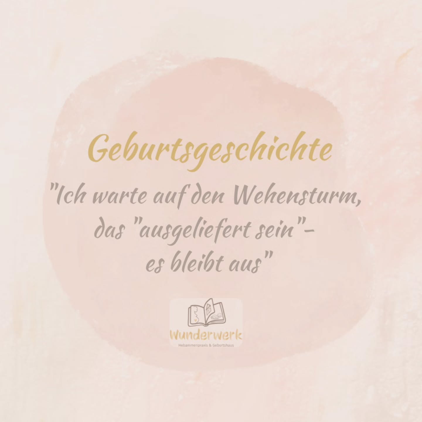 Unsere zweite Geburtsgeschichte, die wir mit euch teilen dürfen. Bevor du weiter liest, pass auf dich auf 💛
Montag 15.7.2024 mittlerweile fünf Tage über dem ET und alles noch ganz entspannt - laut Gynäkologin natürlich am besten auch Überprüfung mit CTG am Wochenende im Krankenhaus.
(Nein danke) das Wunderwerk Team und wir bleiben ganz entspannt.
Passenderweise habe ich heute einen Termin zur Vorsorge am Vormittag und irgendwie spannt mein Bauch so leicht - aber das können ja keine Wehen sein, die kenne ich ja von der ersten (eingeleiteten) Geburt. Tanja, Christina und Jenny sagen "Kauf schon mal Weißkohl für die Brust" und "Ruf heute Nacht früh genug an, du willst ja in die Badewanne". Ich denke, das können die ja nicht ernst meinen, heute Nacht wird ja die Geburt nicht losgehen. Aber die drei scheinen das schon länger zu machen und haben da wohl das richtige Gefühl.
Wir verbringen noch ganz entspannt den Tag als Familie. Kita, Einkaufen, Kochen usw. Bettzeit der großen Schwester (4 Jahre). Sofa, Film, Schlafen. Gegen 2.30 Uhr am 16.7.24 werde ich wach, weil mir unwohl ist. Ich stehe auf und habe leichte Wehen und Verdacht auf Fruchtwasser Verlust. Ich telefoniere mit Tanja und ich melde mich in einer Stunde nochmal. Die Wehen werden stärker. Wir verabreden uns um 4.00 Uhr morgens im Geburtshaus. Oma kommt zur großen Schwester.
Angekommen in der schönsten Atmosphäre, Tanja ist da, Christina auf dem Weg. Überall leuchten Kerzen, ruhige Musik und die Badewanne läuft voll. Ja genauso, so möchte ich unsere zweite Tochter zur Welt bringen.
Ich gehe in die Badewanne und die Wehen werden deutlich kräftiger. Immer wieder Positionswechsel und letztlich ausruhen auf dem Bett, in den Armen meines Mannes. Ich döse zwischen den Wehen immer wieder ein (?!) es ist ca 6.30 Uhr - na das kann ja so einfach nicht sein, denke ich. Das kenne ich deutlich anders von der ersten Geburt. Zwischen den Wehen sind immer wieder Unterhaltungen möglich, der ein oder andere Lacher ist auch dabei.
Ich warte auf den Wehensturm, das "ausgeliefert sein" - es bleibt aus. 7.30Uhr langsam bin ich müde, das wird wahrscheinlich noch eine Ewigkeit dauern..
-- Weiter geht's in den Kommentaren --