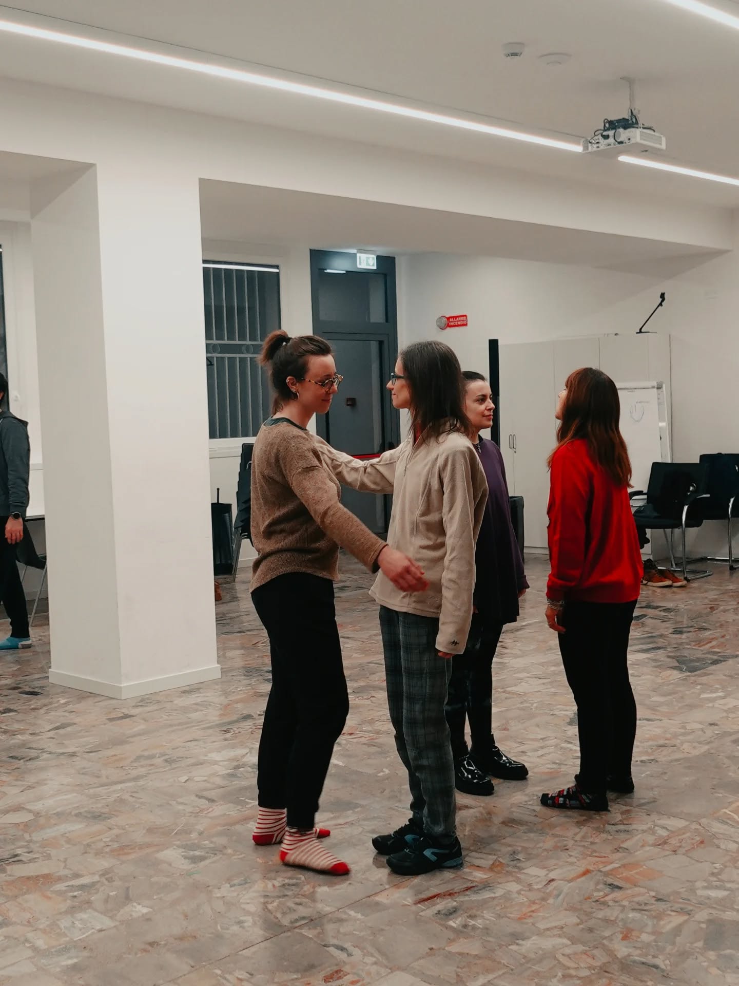 🎬 Quello che il pubblico non vede, ma che rende tutto possibile.
Le prove sono in pieno fermento.
OPEN BAR 18-19 Aprile 2026
#dietrolequinte #lamangrovia #proveteatro #backstagelife #musical #proveinscena