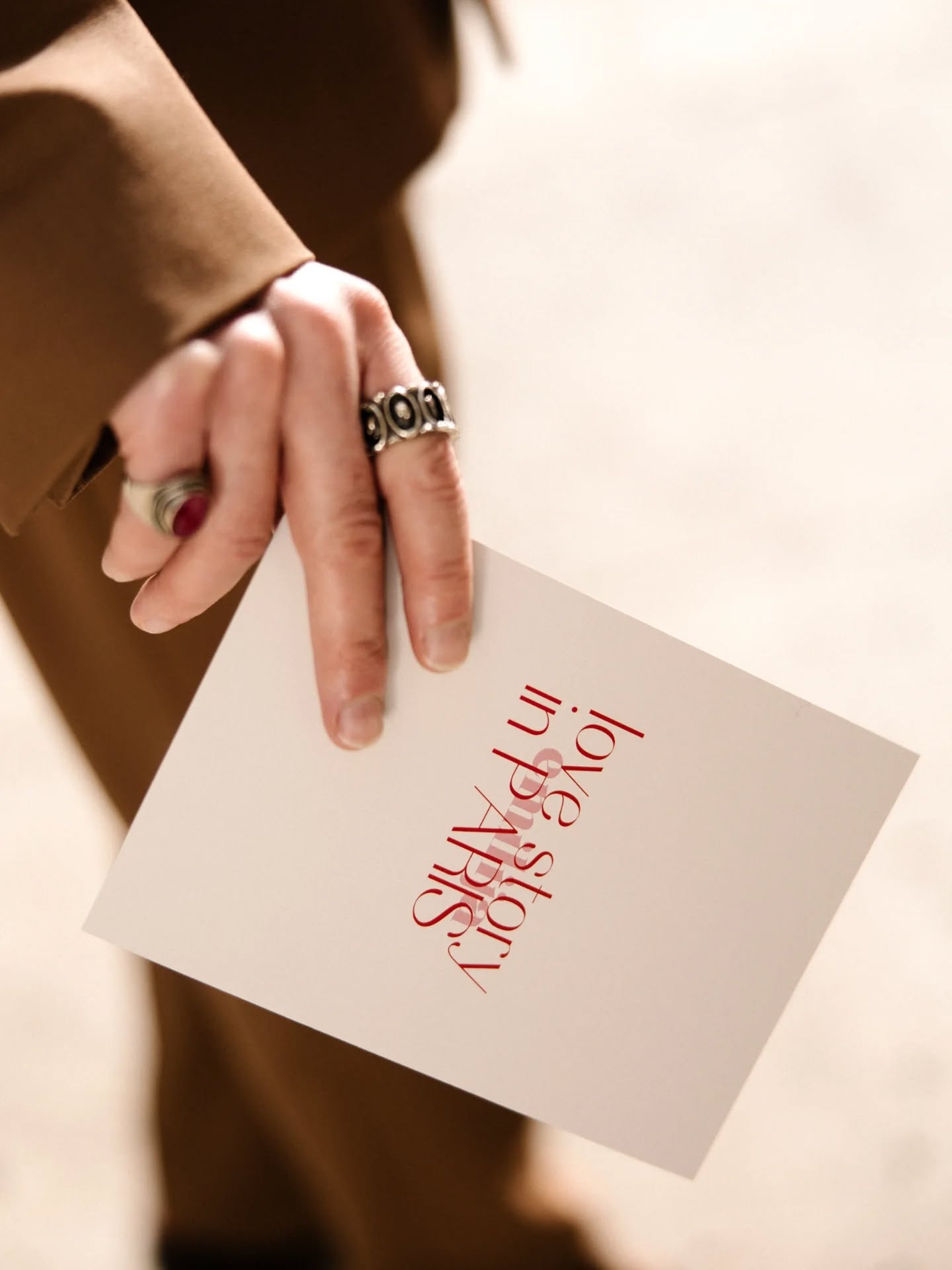 Une jolie carte pour lire vos vœux qui suit avec la DA et l'identité visuelle de votre jour J c'est mieux que la feuille volante A4 non ?
.
Photography • @hanguyenphoto
Art direction, Style & Stationery • @croquezlapomme
Wedding planner • @agence_suzetteetsimone
Floral design • @le.fleuriste
Models • @eg.modelcouple
Hair & Make-up • @frederik.a_hair_makeup
Pink dress • @bretagnestudio
Long dress & veil • @metal_flaque | @galialahav
Suits • @rives_paris
Wedding cake • @jemoccupedudessert
Hotel • @msocialparis
Car • @retromotorscollection
.
#artdirection #creativestorytelling #styling #kooples #storytelling #graphicdesign #weddingdesign #weddingstationery