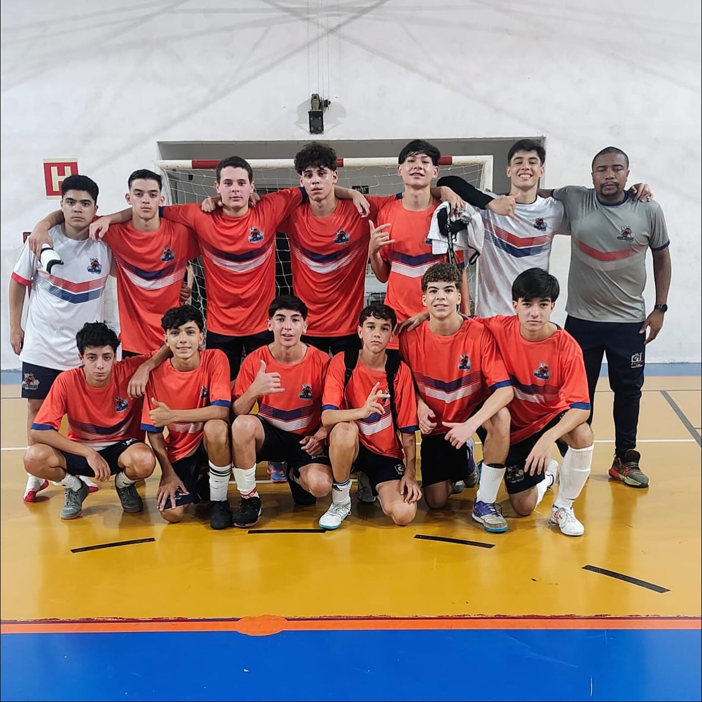 Dia 18/10, sexta-feira de Futsal LEG no Colégio Anglo Alante Guarulhos Guilherme de Almeida! ⚽
As equipes Sub-14 e Sub-16 entraram em quadra e deram um show na semifinal da LEG!
Muita garra, talento e espírito de equipe!
Parabéns, pessoal! Estamos muito orgulhosos de vocês!
#somosga #angloalante
#colegioguilhermedealmeida