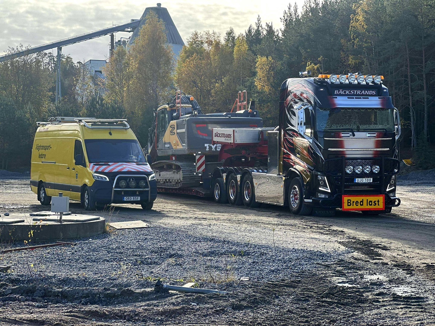 Idag hjälper Fabian och Rasmus @tysslingeriv med Transport av en Volvo EC300 Rivningsmaskin 😃💪🏻