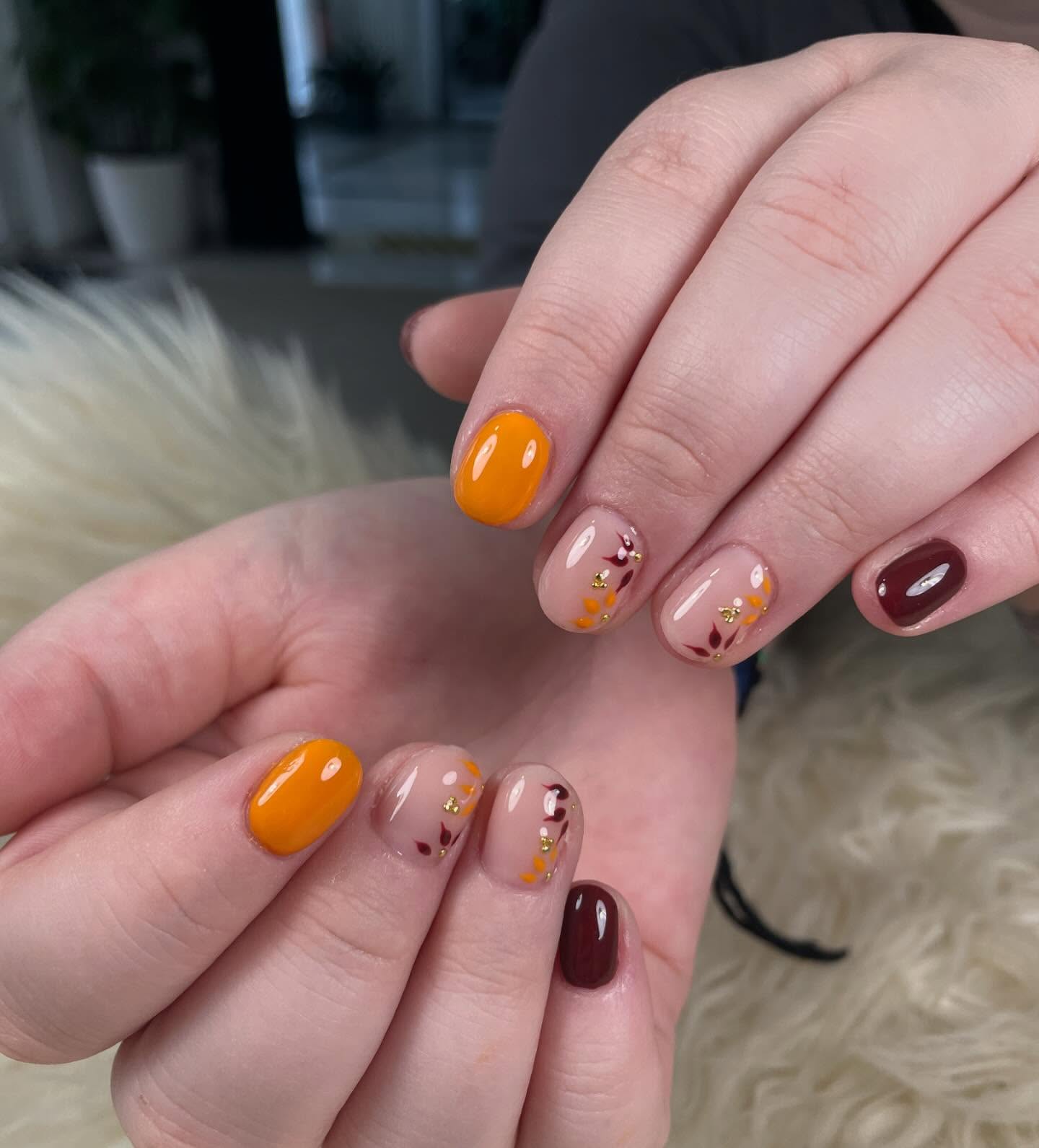 Kleine Kunstwerke für große Herbstgefühle 🍁
Sichere dir jetzt deinen Termin und gönn dir dein perfektes Nageldesign! 💅