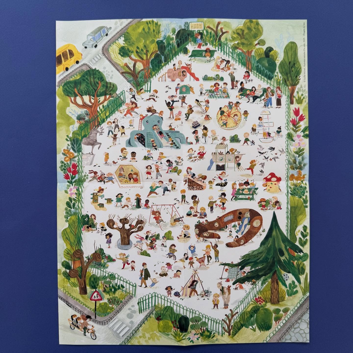 En librairie depuis hier, nous vous en montrons plus sur l’intérieur du livre « Au parc » de @delphine_monteil et @lucillemichieli. Beaucoup de scènes du quotidien, tous les jeux des enfants au parc et, en bonus, une belle affiche qui reprend l’intégralité des scènes de l’album.
Pour jouer ou en décoration dans la chambre, cette affiche est un excellent moyen de jouer à « cherche & trouve » avec les enfants. Le livre est disponible/commandable en librairie et en ligne. Dès 2 ans, 56 pages, 18€. Allez, tous au parc ! #letageredubas #auparc #albumjeunesse #delphinemonteil #lucillemichieli #litteraturejeunesse #nouveaute #harmoniamundi #editionindependante