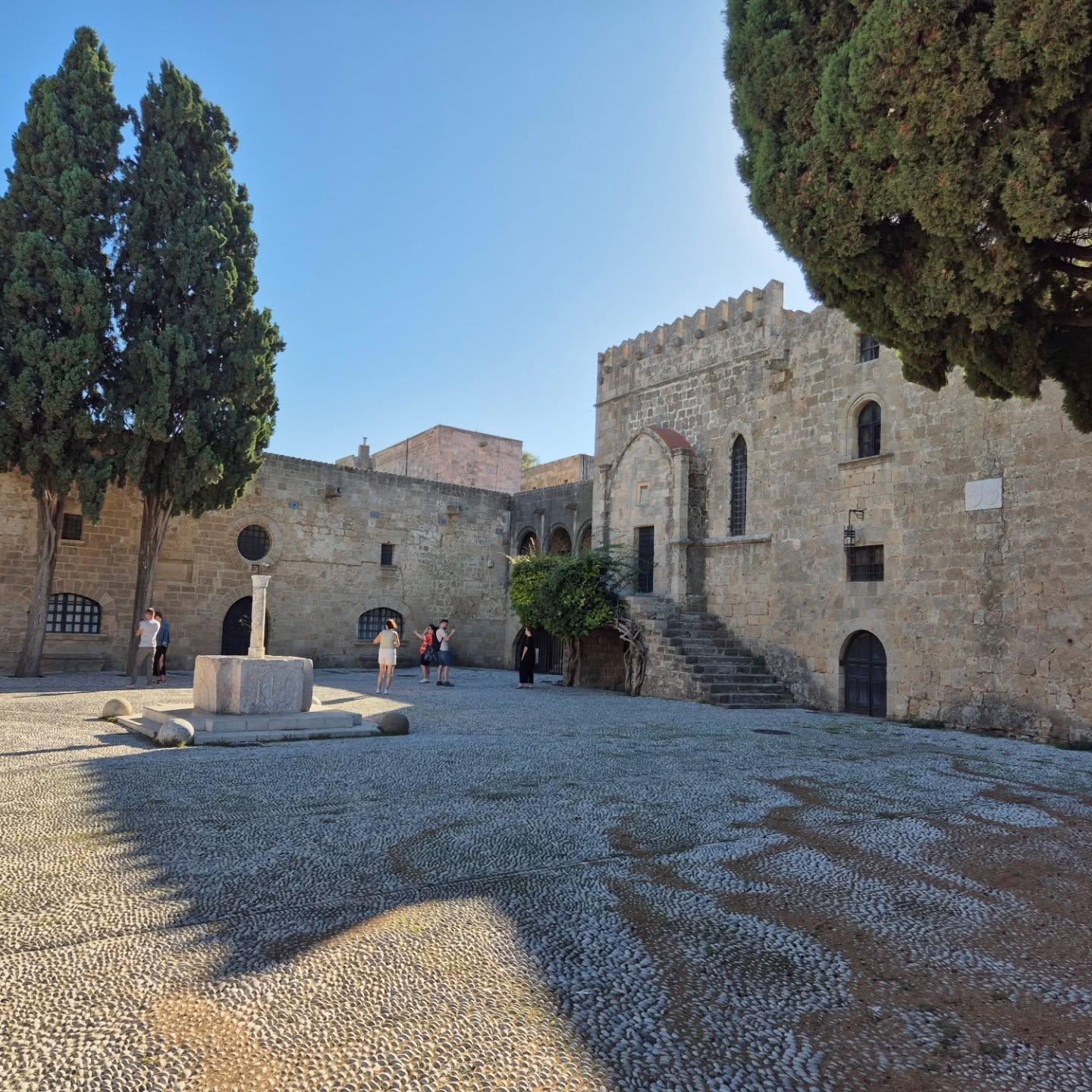 Rhodos Stadt - ca. 50.000 Einwohnern leben hier (die Hälfte aller Einwohner der gleichnamigen Insel). Die Altstadt, die seit 1988 zum UNESCO Weltkulturerbe gehört, liegt zum Teil auf einem Hügel und ist von einer vier Kilometer langen Festungsmauer umgeben, die bis an den Hafen reicht. Am höchsten Punkt der Altstadt liegt der Großmeisterpalast (von 1937 bis 1940 von den Italienern wieder aufgebaut). Quelle: Wikipedia
Eine sehr schöne Gegend mit liebevollen Menschen 🙏
#naturgenuss #sonne #meer #loveıt #naturelovers #erholung