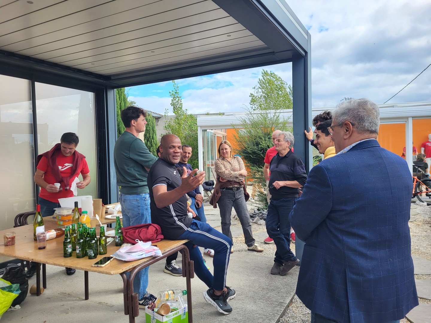 Thierry Bédard : Le coach qui révolutionne l’entraînement cycliste, un équilibre entre exigence et empathie 🚲 "Un athlète performant est un athlète épanoui."
➡️ D’un coureur passionné à un coach visionnaire :
Thierry Bédard a d’abord été un cycliste, une expérience qui a forgé sa compréhension intime des défis physiques et mentaux du sport. Après sa carrière, il a choisi de transmettre son savoir, se reconvertissant en coach avec une ambition claire : révolutionner l’entraînement cycliste en y intégrant science, personnalisation et bienveillance.
Son parcours illustre une transition réussie, où l’expérience du terrain se met au service de l’innovation. Contrairement à beaucoup, il n’a pas suivi les sentiers battus, préférant développer une approche sur mesure, adaptée à chaque athlète. Cette singularité lui a valu une réputation solide, aussi bien auprès des amateurs que des professionnels.
➡️ Une méthode qui brise les codes
Thierry Bédard a bâti sa renommée sur une philosophie à contre-courant. Son approche repose sur trois piliers :
👀 La personnalisation : Chaque plan d’entraînement est conçu en fonction des forces, des faiblesses et des objectifs spécifiques du coureur.
🏋️ L’équilibre : Il intègre systématiquement la récupération, la nutrition et la préparation mentale, des éléments souvent sous-estimés.
🌈 L’innovation : Il utilise les dernières avancées en analyse de données et en physiologie, tout en gardant une dimension humaine essentielle.
➡️Un impact bien au-delà des podiums
Thierry Bédard ne se contente pas de former des champions : il forme des athlètes complets. Son influence se mesure autant dans les progrès de ses protégés que dans l’évolution des pratiques d’entraînement. Il a contribué à populariser des techniques autrefois réservées à l’élite, comme :
💪 L’optimisation des données (puissance, fréquence cardiaque, récupération).
🤯 La préparation mentale, pour gérer le stress et les défis psychologiques.
🍌 La nutrition ciblée, adaptée aux besoins énergétiques de chaque coureur.
#GCD #VVF