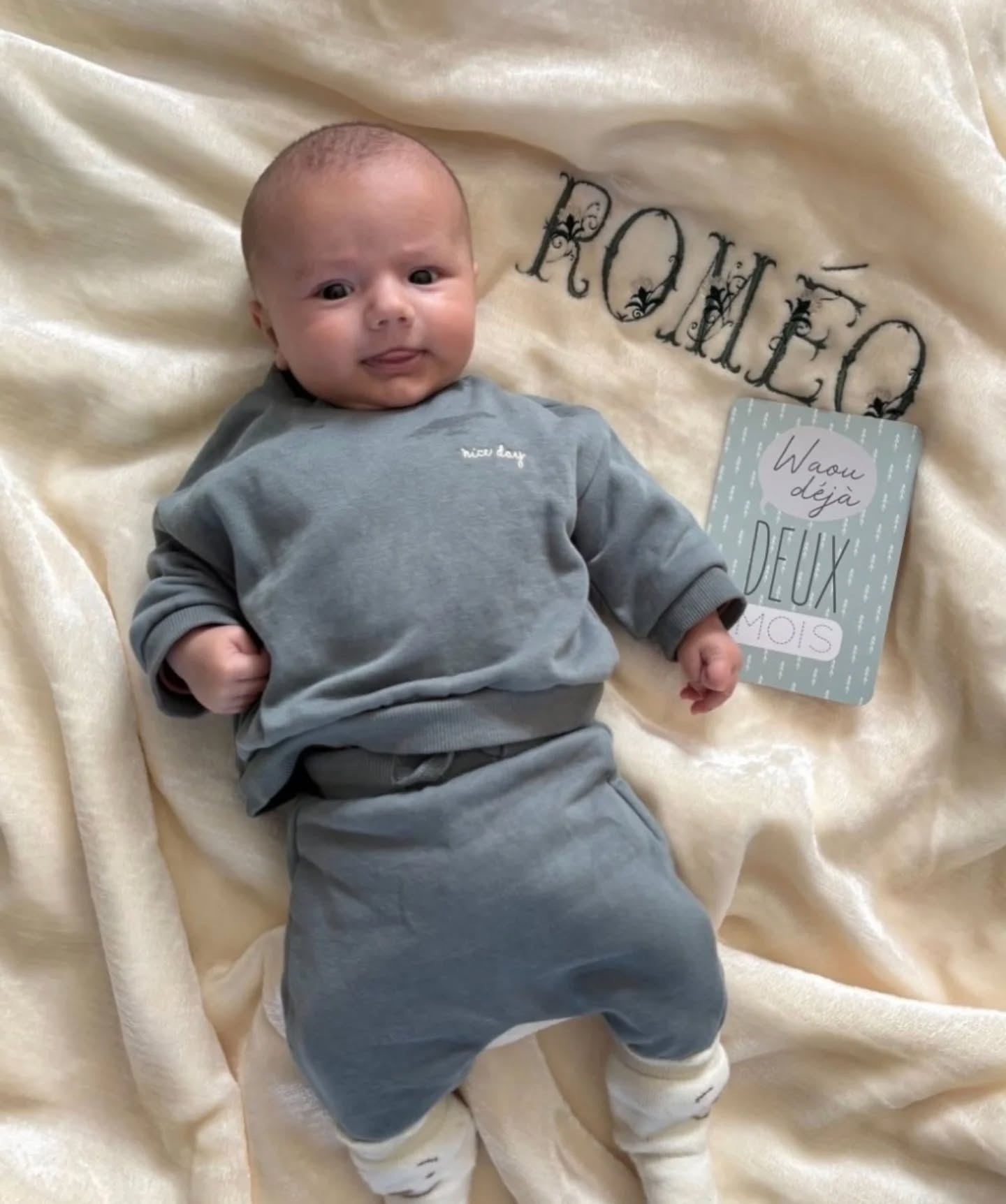 Stoppez tout…
Regardez-moi ce petit ange !
Roméo, 2 mois de pur bonheur, lové sur sa couverture toute douce brodée par mes soins. C’est la maman qui m’a envoyé cette photo trop craquante… et mon cœur a fondu !
Vous aussi vous imaginez votre bébé ou celui d’un proche sur une couverture personnalisée ?
Dites-moi en commentaire quel prénom vous broderiez !
Et si vous trouvez Roméo à croquer, laissez-lui plein d’amour !
Merci @lisahareau pour cette sublime photo
#broderiepersonnalisée #cadeaunaissance #faitmainavecamour #bébéchou #mompreneur #cadeauunique #broderieprénom
✨🌟 et comme Chaque semaine, tentez de remporter un bon d’achat de 20€!
C’est simple: laissez votre trace avec un like et un commentaire sous nos 6 derniers posts.
Le tirage au sort sera effectué dans les commentaires.
Ne manquez pas cette chance de gagner! 🎁💖