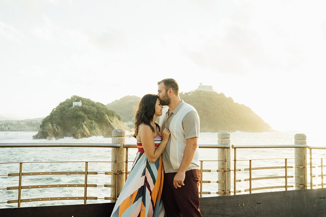 Una post boda íntima, auténtica y llena de alegría 💍📸.
Donde el amor se sintió en cada detalle. ¡Gracias por dejarnos ser parte de este capítulo tan especial de su historia!
🇺🇸
…
An intimate, authentic and joy-filled post-wedding 💍📸
Where love could truly be felt in every detail.
Thank you for letting us be part of such a special chapter in your story!
PostbodaSanSebastian #PostWeddingSanSebastian #AmorAuténtico #AuthenticLove #BodasConEncanto #IntimateWeddings #VisualBirdsPhotography #LoveStories