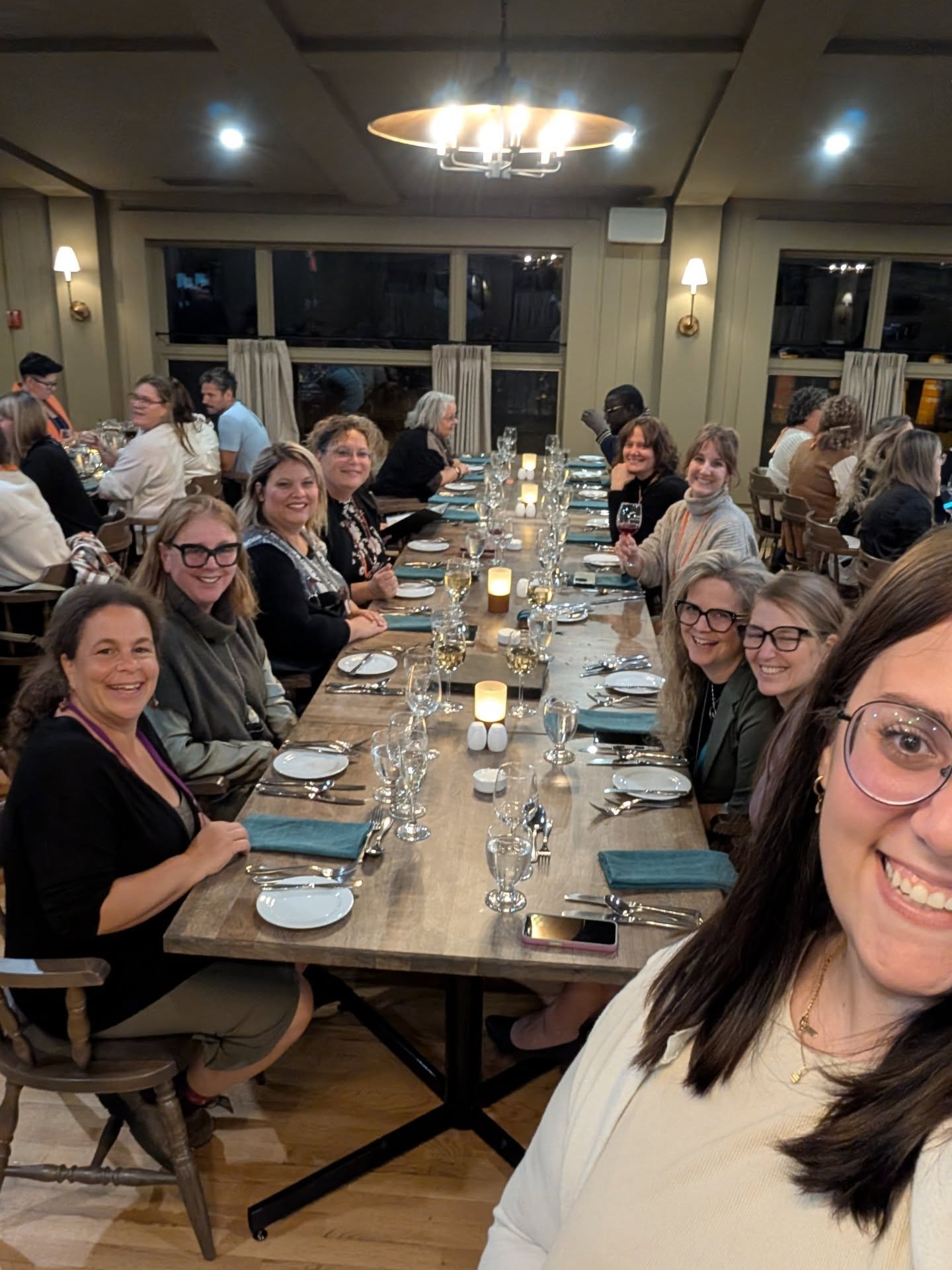 Quelle belle opportunité d’aller dans le Parc de la Gaspésie, un peu comme pour une retraite, entourée de si beaux et belles entrepreneur·es.
C’est exactement ce que je me suis permise de vivre la semaine dernière, en participant au colloque de Evol Gaspésie–Îles-de-la-Madeleine.
Deux journées bien remplies de beau, de vulnérabilité et surtout, de merveilleuses conversations !
J’en ressors profondément reconnaissante.
Reconnaissante d’avoir croisé des humain·es passionné·es, bienveillant·es, drôles, inspirant·es.
Reconnaissante d’avoir pris ce temps pour moi, pour écouter, réfléchir et me laisser toucher.
Bref : deux jours qui m’ont fait autant de bien au cœur qu’à l’esprit. 💜
Merci.