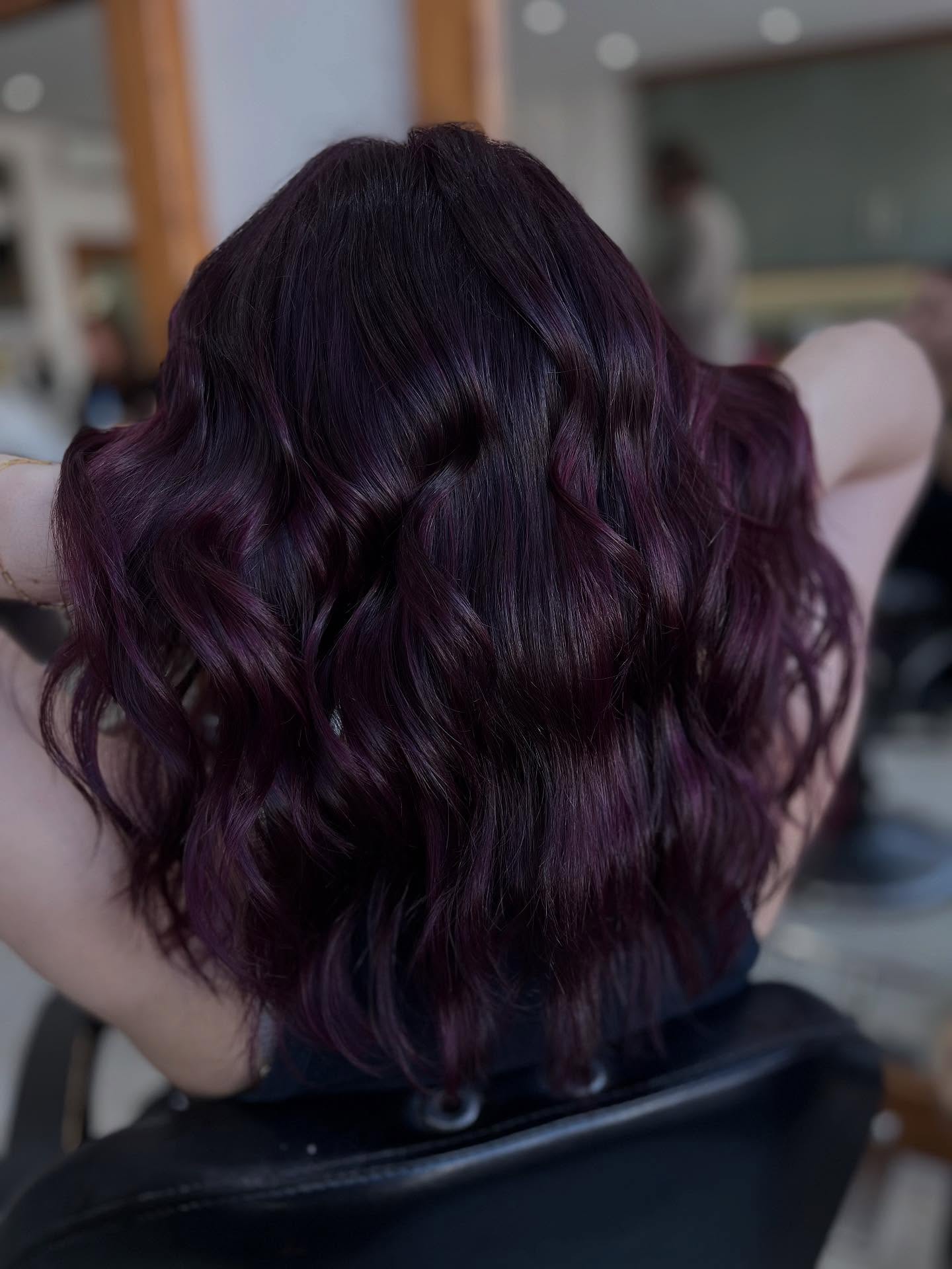 🍇Rich plum tones for the ultimate autumn transformation🍇 💜Hair done by Mariah ❤️ #kmshair #goldwellcolor #autumhair🍁