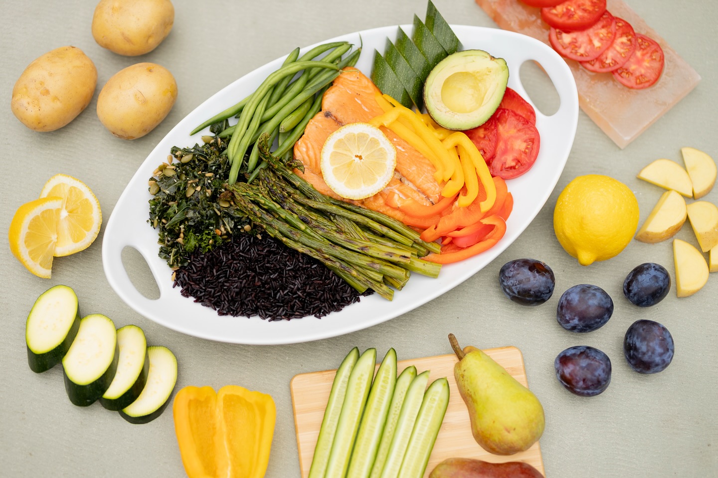 One of my favorite ways to get essential nutrients? Eat the rainbow! Colorful fruits and veggies like berries, peppers, carrots, purple cabbage, and tomatoes, get their vibrant colors from polyphenols. Polyphenols are plant-based antioxidants that fight inflammation and fuel our intestinal probiotics.
Ready for a fun challenge? Today, try to include every color of the rainbow on your plate. Eating a variety of colors helps you get a diversity of nutrients that fuel your body.
❤️ Red: Apples, strawberries, pomegranates, cranberries, tomatoes, red onions, beets, peppers
🧡 Orange: Apricots, nectarines, papayas, peaches, carrots, pumpkins, yams
💛 Yellow: Bananas, pineapples, lemons, mangos, corn, ginger, onions, squash
💚 Green: Kiwis, limes, pears, avocados, cucumbers, broccoli, leafy veggies, celery, edamame
💙 Blue: Blueberries, prunes
💜 Purple: Plums, eggplants
🤍 White: Mushrooms, cauliflower, garlic, coconuts
Grab more of my health tips in the Thrive Gut Guide. Link in bio to get yours for free.