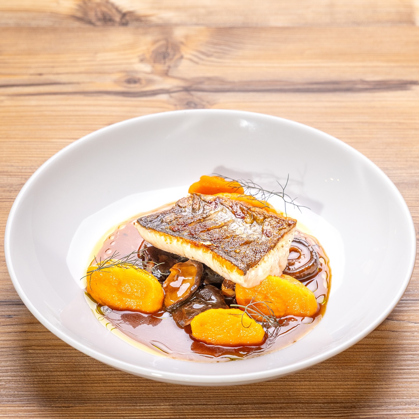 Zart, aromatisch, saisonal – Saiblingsfilet mit Shiitake, Kürbis & Estragon. Herbstgenuss pur! 🍂
#holzhütte #leibnitz #leibnitzaktuell #neuesausderregion #südsteiermark #suedsteiermark #visitsuedsteiermark #visitsüdsteiermark #gasthaus #restaurant #wirtshaus #seggauberg #südsteiermark #seggauberg #leibnitz #weingartenliebe #regionalgenießen #wirtshauszeit #genussplatz
#Saiblingsfilet #FeineKüche #SaisonGenuss #Herbstküche #RegionalGenießen #GourmetMoment #GenussPur #Kürbisliebe #Shiitake #Estragon