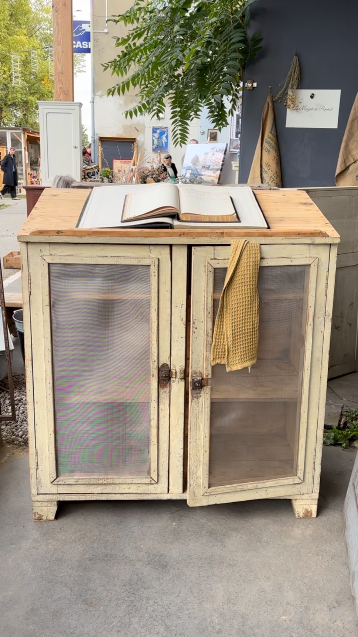 🫙 Grand garde manger provenant d’une ancienne épicerie
Patine beige d’origine
Un meuble ancien de belle fabrication artisanale, qui a conservé tout le charme de son passé 🤍
Dimensions : L 108 x P 51 x Ht 108/121 cm
À retrouver en boutique aux @pucesducanal ou sur notre e-shop (lien en bio) 🏷️
Livraison partout en France, Corse, Lux., Belgique
#brocante #frenchfleamarket #pucesducanal #brocanteenligne #meubleancien #lyon #chiner #meubledemetier #gardemanger #puces