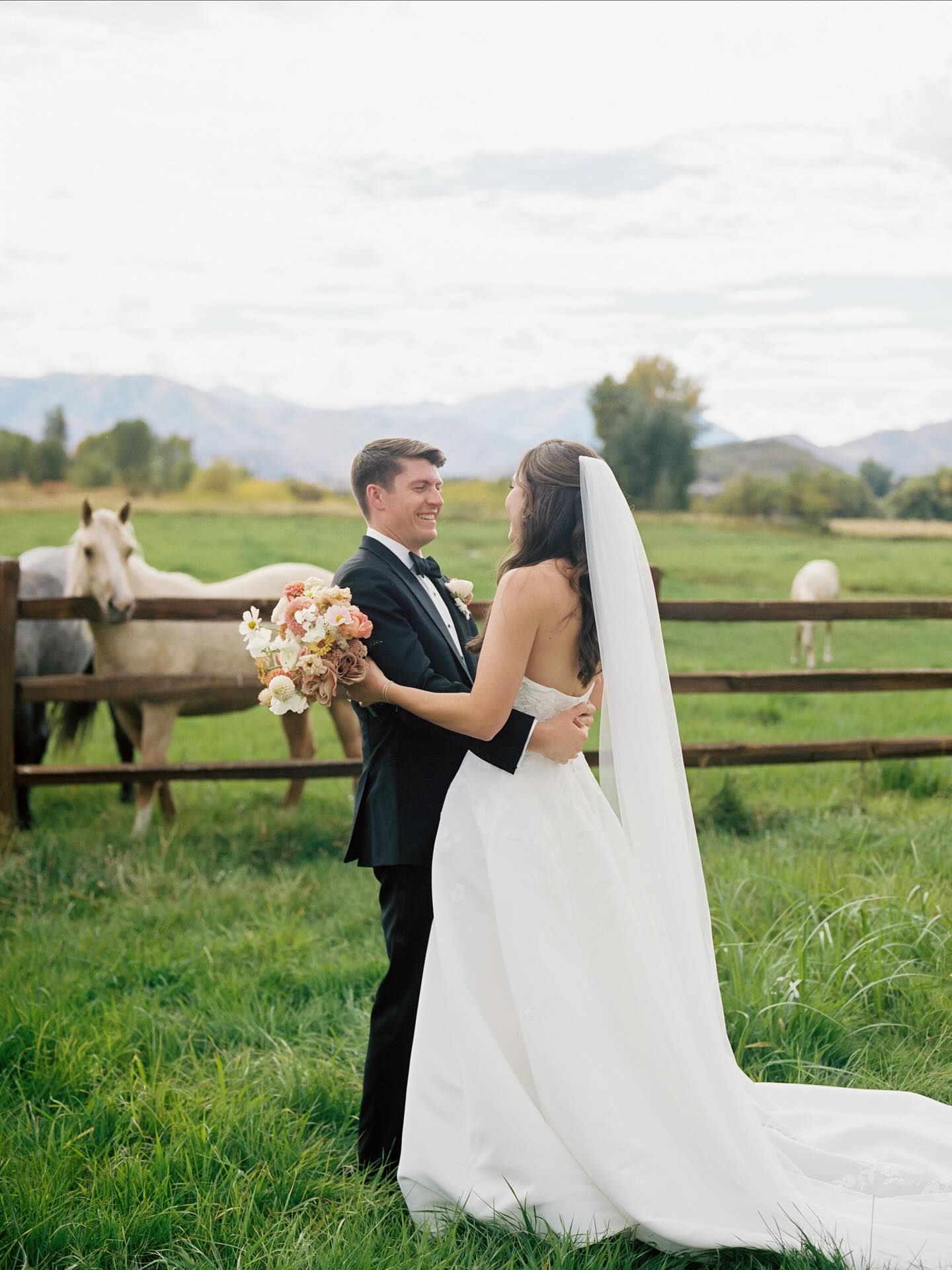 The most magical fall vibes ✨🍂🕊️
Venue: @riverbottomsranch
Planner: @weddingsbyalexandria
Photographer: @kathrynbruns
Florist: @delaflor.studioco
Catering: @hillskitchencatering
Bar: @topshelfutah
Rentals: @diamondeventandtent
Lighting: @moonlightutah
DJ: @minermusicdj
HAMU: @marisarosemph