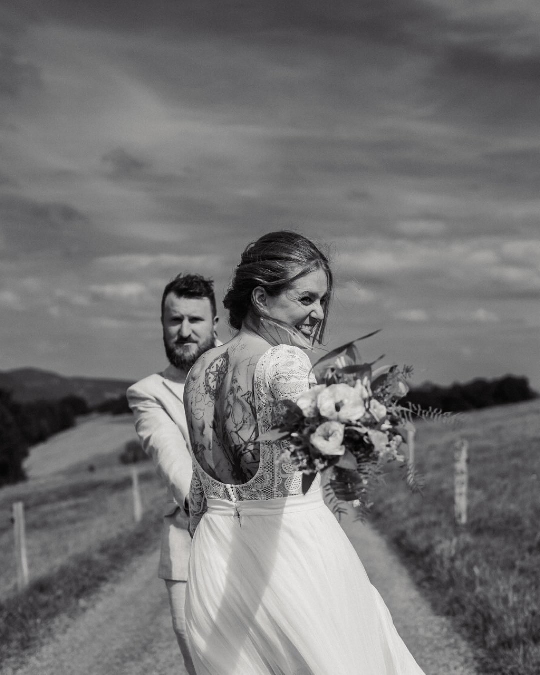 Das Liebesfest von Lara & Ursin wird mir noch lange in Erinnerung bleiben.
Die beiden haben eine ganz besondere Verbindung – echt, unperfekt perfekt – und haben ihren Tag genau so gefeiert, wie es sich FÜR SIE richtig angefühlt hat.
Vom Jungschaarhaus als Location (wo gleich alle übernachten konnten 🙌🏼), über den First Look neben den Kühen 🐄 bis zur freien Zeremonie mitten auf dem Feld – alles war so wunderbar unkonventionell und authentisch.
Genau solche Hochzeiten liebe ich: echt, lebendig, voller Persönlichkeit.
Traut euch, euren eigenen Weg zu gehen – EUER TAG, EURE REGELN.
Kein weisses Tischtuch? Lasst es.
Keine Gruppenfotos? Lasst sie.
Tättowierung anstelle von Eheringen? Go for it!
Barfuss zur Zeremonie? Unbedingt. 😎🙌🏼
Danke Lara & Ursin für euer Vertrauen – ihr seid einfach weltklasse. 🫶🏻
Groom: @nisru_xilef
Dress: @2themoonag
Suit: @modernsuitsamui
Flowers: @amaryllis.brugg
Nails: @nailbaezug
Hair: @ground.hair.studio
Make-Up: @fanci_mena
Wedding Celebrant: @amoria_ceremonies
Location: Jungscharhaus Brunnersberg
•
•
•
#schweizerhochzeit #hochzeitsreportage #schweizerhochzeitsfotograf #schweizerhochzeitsfotografin #hochzeitsbilder #hochzeitsfotos #heiraten2026 #heirateninderschweiz2026 #hochzeitsbilder #bridetobe2026 #heiraten2026 #weddingphotographer #weddingswitzerland #heirateninderschweiz #hochzeitsfotografin #swisswedding #swissweddingphotographer