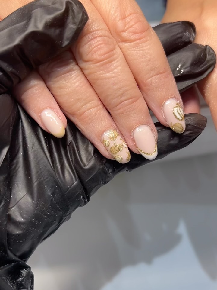 Pumpkins but make it beige aesthetic 🎃🍂
#biabnails#goldnails#nailart#nailinspo#gelnails#neutralnails#swirlnails#naildesign#nailgoals#manicuremood#naillove#classynails#elegantnails#beautytrends#nailartist#nailsalon#nailsoftheday#minimalnailart#goldglitternails#biabmanicure#nailtech#nailstyle#nailaddict#prettybiab#nailinspiration