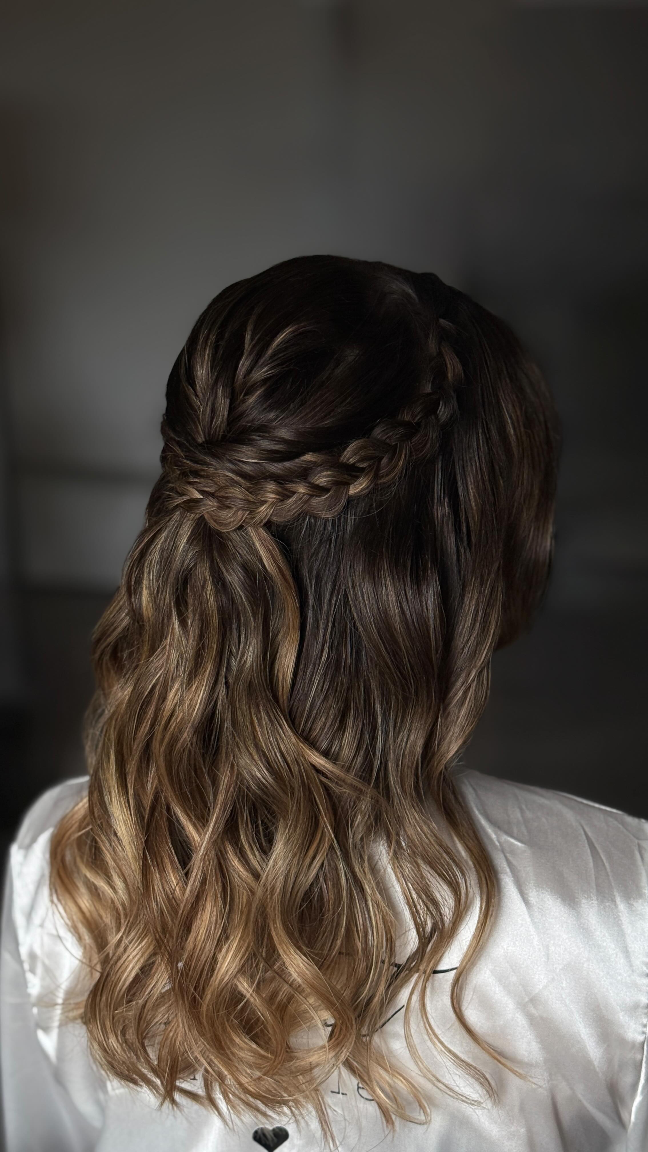 Ich liebe diese natürlichen Looks 🤍
Ein zartes Make-up, weiche Wellen und einfach dieses Strahlen, das man nicht schminken kann – sondern fühlt. ✨
#bridalstyle #brautstyling #bridalmakeupartist #naturalmakeup #bridalglow #brautstylingbielefeld #heirateninbielefeld #kosmetikstudiobielefeld