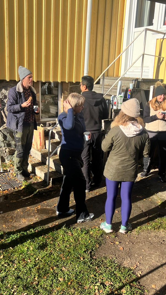 Höstfixardag på Hedenhös förskola 🍁☕️.
När vi samlas för att ta hand om vår förskola händer något mer än bara praktiskt arbete – vi bygger gemenskap.
Här möts föräldrar och medlemmar i samma anda av samarbete, engagemang och omtanke.
En dag där banden mellan oss vuxna, skapar stolthet över barnens förskola och visar vad ett föräldrakooperativ verkligen handlar om – delaktighet, värme och gemenskap 🫱🏼🫲🏽🧡.
När vi hjälps åt växer inte bara förskolans miljö, utan också nätverket kring våra barn och familjer.
Tack till alla som bidrog till en riktigt härlig fixardag i höstsolen! ☀️🍂
#förskolanhedenhös #kooperativ #fixardag #gemenskap #tillsammans #förskolaliv #höstfixardag #föräldrakooperativethedenhös #förskolaikullavik