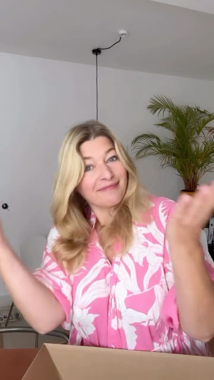 Es war eine Weile etwas ruhig bei mir…und das hatte einen Grund. Ich habe mir einen Herzenswunsch erfüllt und bin nach, ja nach Potsdam gezogen. Es hat mich schon lange beschäftigt und nun habe ich diese Veränderung für mich und mein Business gewagt.
War es eine leichte Entscheidung? Nein, sie ich habe sie eigentlich über Jahre hinweg getroffenen.
Bedeutet es eine große Veränderung für mein Business? Werden wir sehen, ich berichte :)
Ich berate nämlich auch weiterhin meine Magdeburger Kunden: kommt einfach nach Potsdam und geht nach erfolgter beratung gerne einen Kaffee mit mir trinken oder arbeitet online mit mir Andondzen bin ich auch regelmäßig in Magdeburg
Für alle neuen Kunden: mein Büro befindet sich in der Brandenburger Str. 17.
Also alles neu, neu, neu. Ich bin selbst gespannt
#Neuere