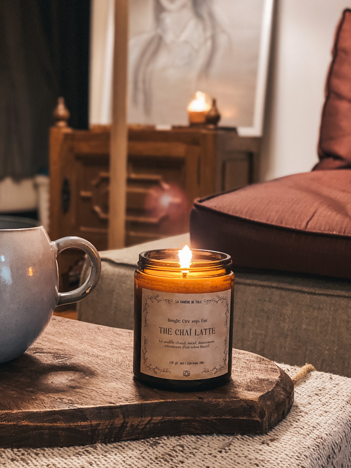 Premier petit coin cosy dont je suis super heureuse après ce déménagement 🥹🥰 tout cosy pour cette automne.
📖Un bon bouquin,
❤️🔥Le joli portrait de ma poulette fait à Paris y a quelques années, sur un meuble chiné y a longtemps
🕯️🍁 et évidemment mes bougies d’automne de @la_taniere_de_yule (un beau stock est en train d’être mis à jour sur la boutique en ligne 🫶)
☕️ puis un lait d’amande chaud au goût de chocolat (mais ça n’en n’est pas, c’est un blend de champignons pour accompagner ma récupération après cette période bien remplie).
🌙 ah et j’oublie, ma jolie petite étagère en carton faite à la main, en forme de lunes. (Le tuto est sur la chaîne YouTube pour rappel si vous avez envie de vous la créer pour chez vous 🥰)
Est-ce que ça vous plait aussi ce joli petit coin ?
Quasi que de la récup’ et de la création DIY.
Belle soirée d’octobre chez vous 🫶
Isa
#decorationmaison #bougieparfumée #bougieartisanale #bougienaturelle #artisanatbelge #diydecoration #meubleencarton #moondecor #slowlifestyle #sixways @sixwayssunday