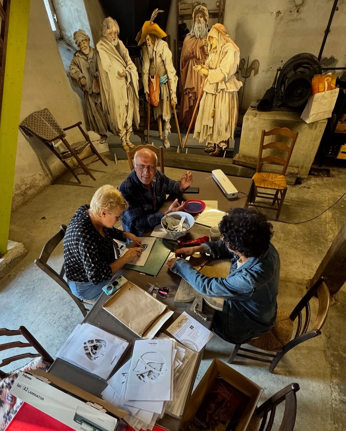 Les pochoirs sont prĂȘts pour rĂ©aliser la grande fresque des fruits et lĂ©gumes de notre territoire avec @carolus1952 ce week end !
Nous vous attendons également au Moulin pour les journées biodiversité et solidarité :
đ©đ»âđł pour un atelier cuisine de 10h Ă 12h avec Cheffe Mauve samedi
đœïž un repas partagĂ© en auberge Espagne de 12h Ă 14h samedi : apporter vos couverts, un plat saveur automne, nous offrons soupes, tartinades et desserts et les consommations seront dispo Ă notre cafĂ©-boutique
đš des ateliers crĂ©atifs de 10h Ă 18h samedi et dimanche : la fresque, des idĂ©es recettes, un atelier blind test et un concours de pesĂ©e de citrouilles đ !