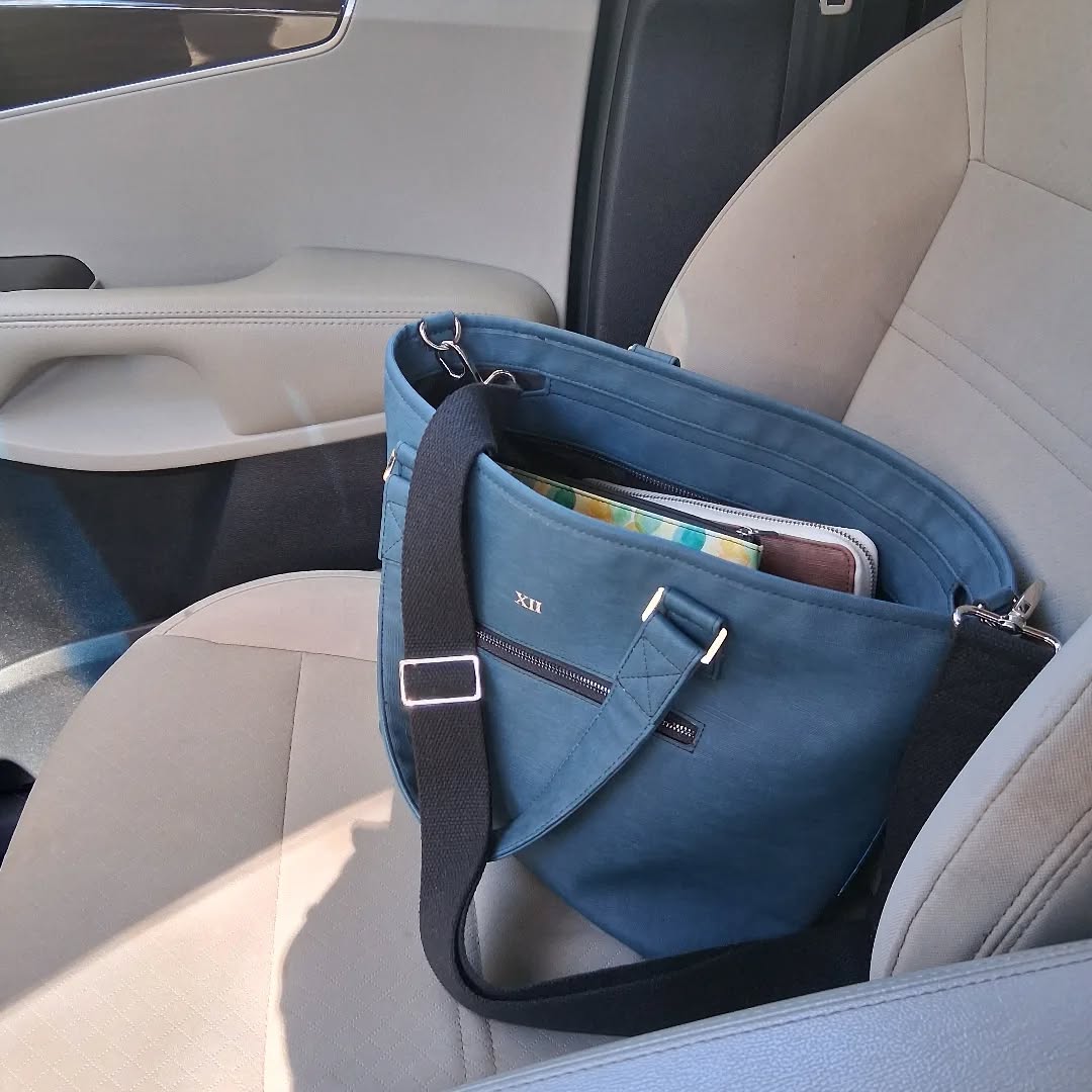 🚗💨My tote has officially claimed shotgun in the new ride.👜✨ We’re out running errands and soaking up that #NewCarSmell life.💛
#ErrandDay #todolist #AdultingInStyle #BitByBitWithBecca