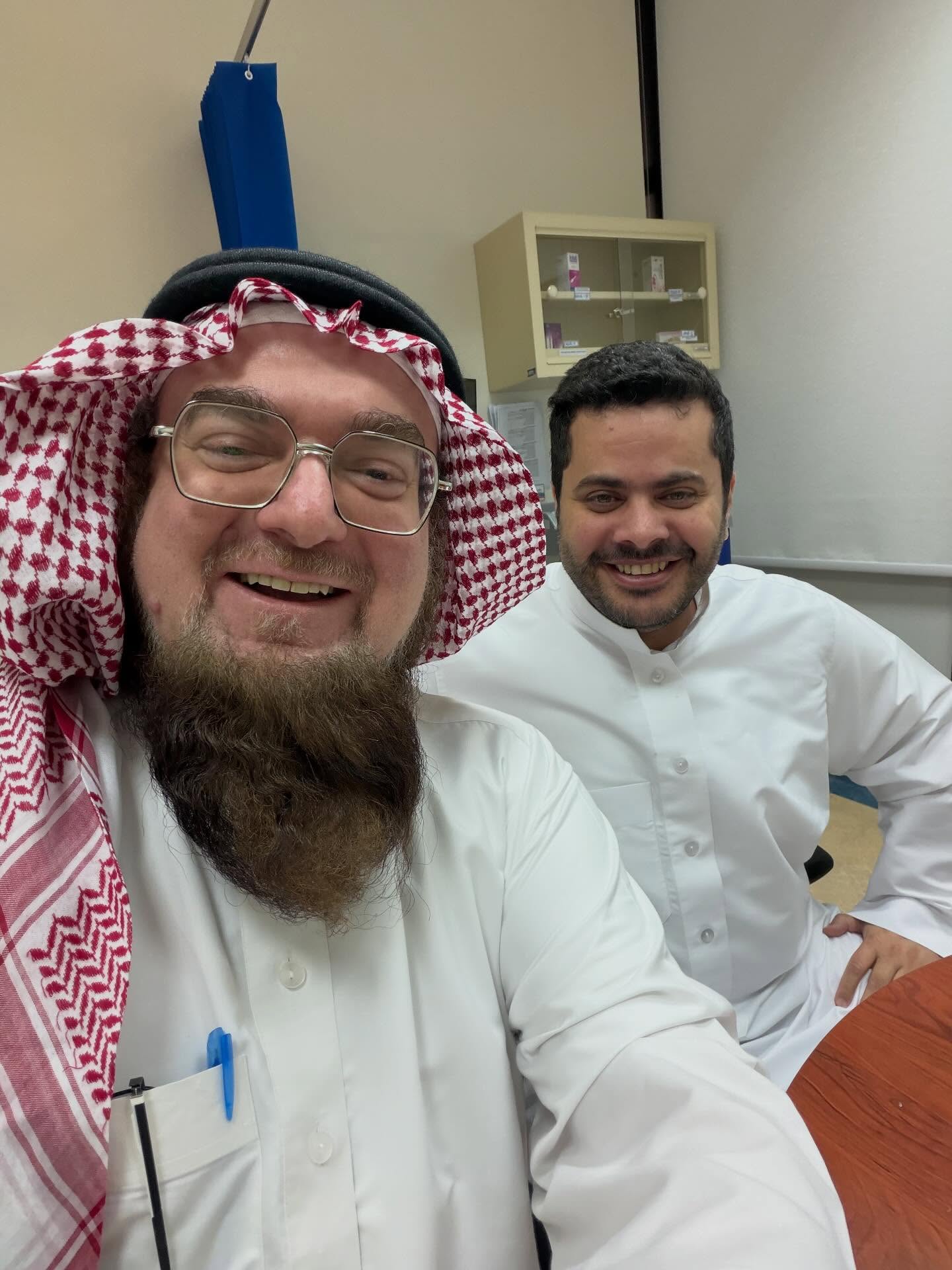 اليوم في جلسة ودية مع العالم الكبير في قدره ومقامه الدكتور المتمكن د محمد المقبل استشاري المخ والأعصاب للأطفال
كانت جلسة ودية قصيرة في الوقت بين زيارات المرضى جددنا بها العهد
من أفضل الناس علما وخلقا ما شاء الله
وفقك الله دكتور محمد اعتقد ليس لديه حساب الا في تويتر حاليا
