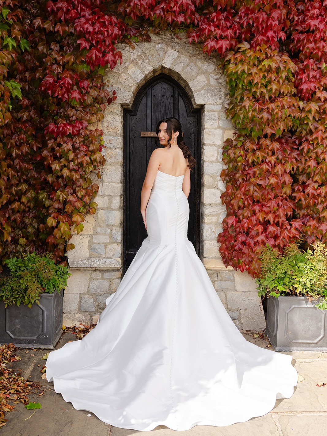 STYLED SHOOT🤍 Beautiful Emily was a dream to glam!! Again I couldn’t simply post just one image so have a few🥰 Loved creating this soft, pink hue glowing glam ✨
The autumnal vibes are unmatched🤎🍁
@weddingsateastwellmanor
@louisadettmerphotography
@hairbykatiecrabb
@twentystationery
@_annabelc_
@emilymeganthomas
@floral_explosion
@amore.brides @enzoani
@rebakerscakes